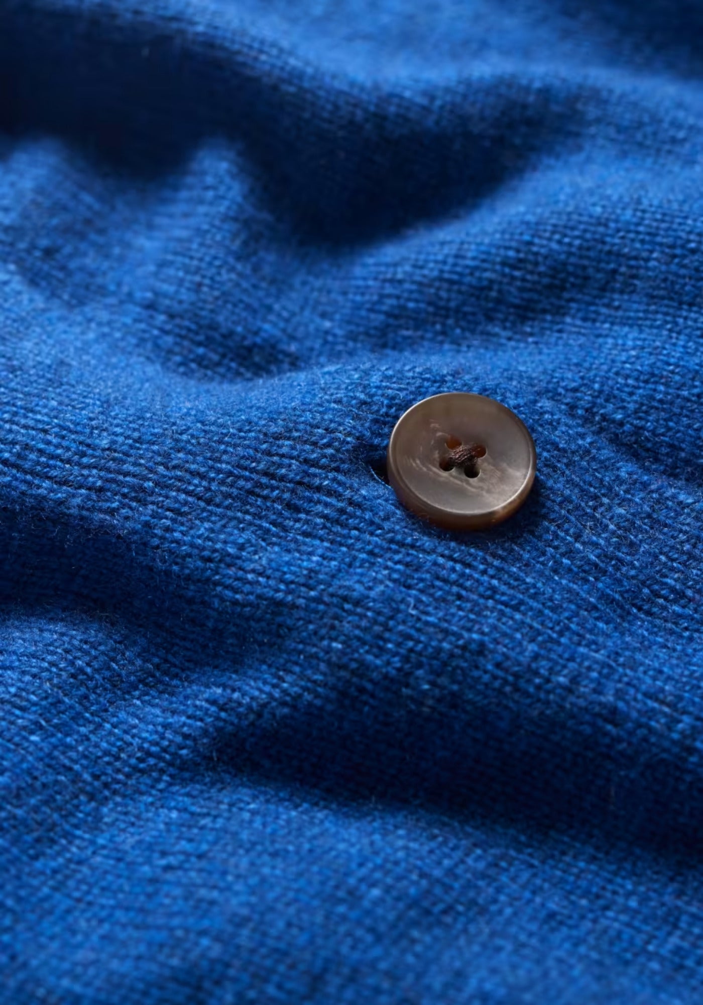 Dunkelblauer Damen-Cardigan aus Merino-Mix, semi-tailliert, endet perfekt auf der natürlichen Taille.