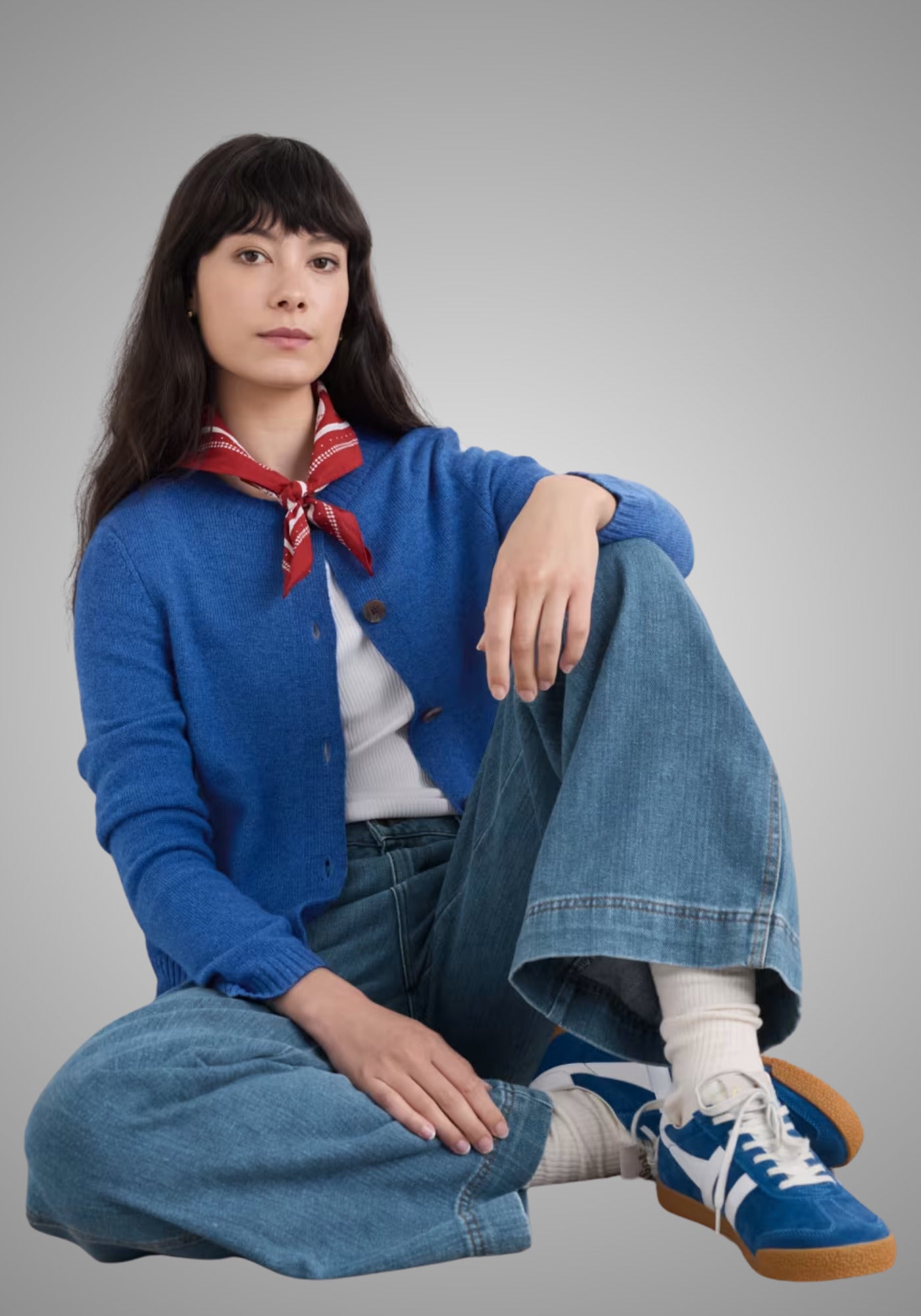 Semi-taillierter Merino-Cardigan in Ink, ideal kombinierbar mit High-Waist Hosen, Röcken oder Kleidern.