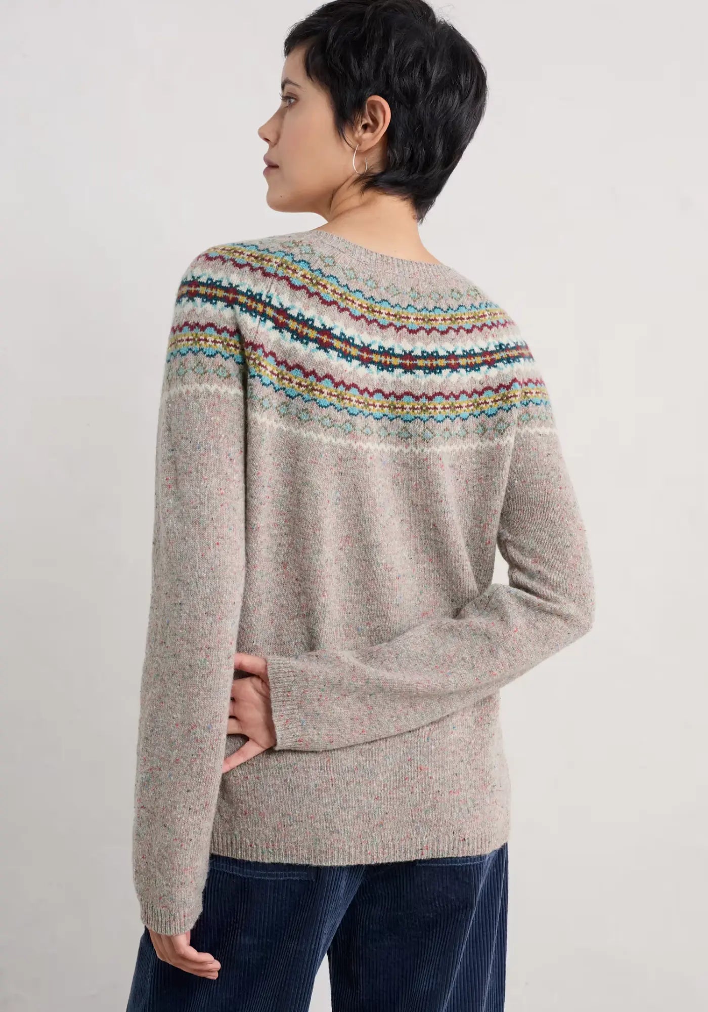 Hochwertiger Damenpullover mit traditionellem Fair-Isle-Muster, gefertigt nach Ethical Trading Policy in China.