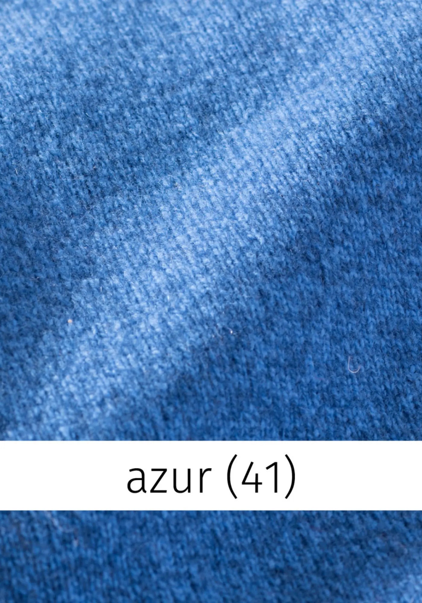 Stehbundpullover in Azurblau von HEIDEKÖNIGIN, gefertigt aus 100% mulesing-freier Schurwolle, ideal für kalte Tage. Hergestellt in Litauen.