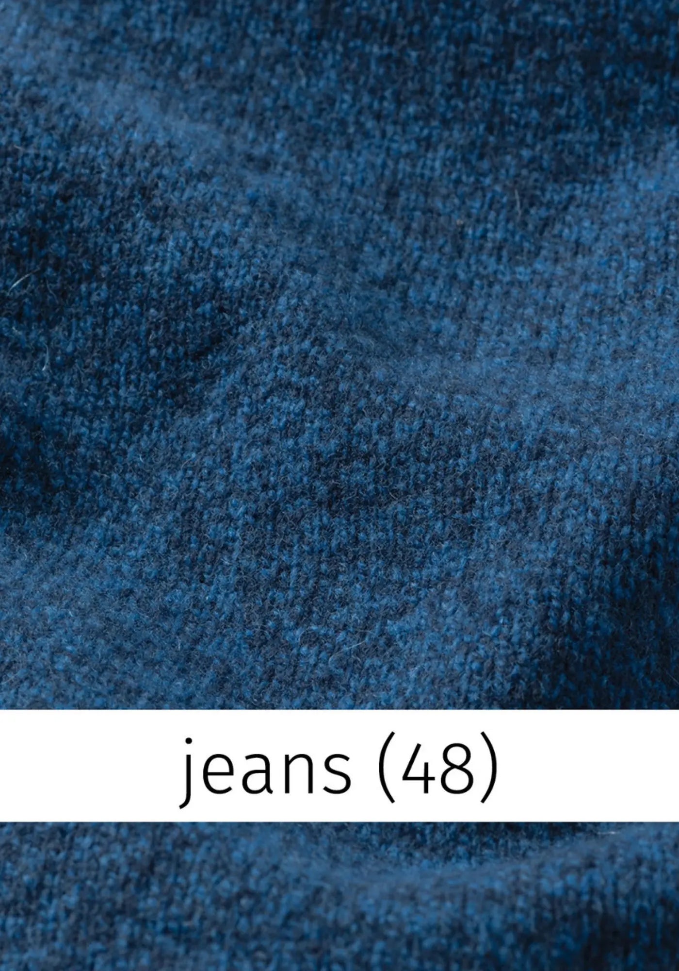 Detailaufnahme des mellierten Stehbundpullovers in Jeansblau von HEIDEKÖNIGIN, aus 100% mulesing-freier Schurwolle, gefertigt in Litauen.