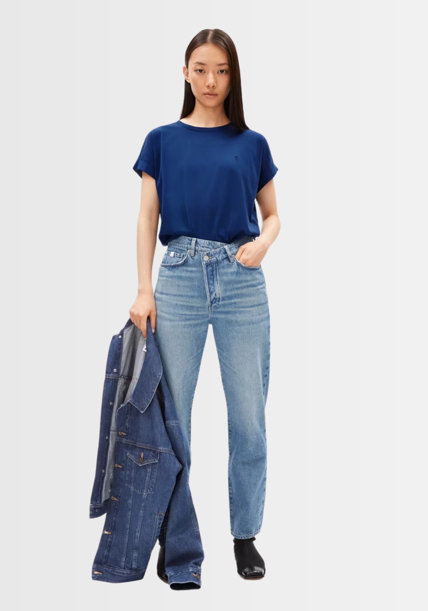 Frontale Ansicht des bequemen IDAARA T-Shirts, aus 100% Bio-Baumwolle und mit lässigen, umgeschlagenen Ärmeln für einen modernen Style.