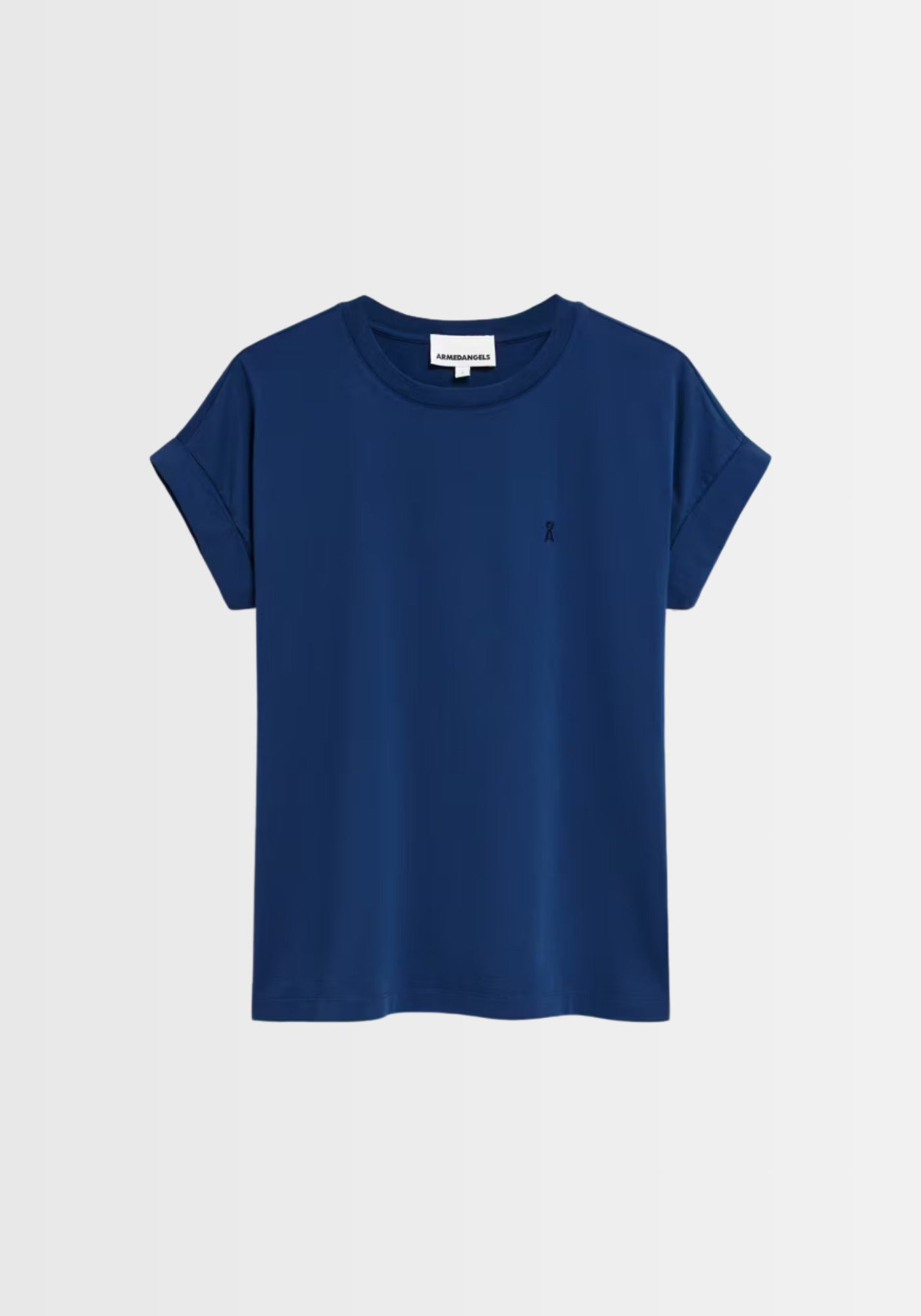 Freigestelltes T-Shirt in Dunkelblau, mit runden Ärmeln und kleinem Logo-Stitch, aus GOTS-zertifizierter Bio-Baumwolle.