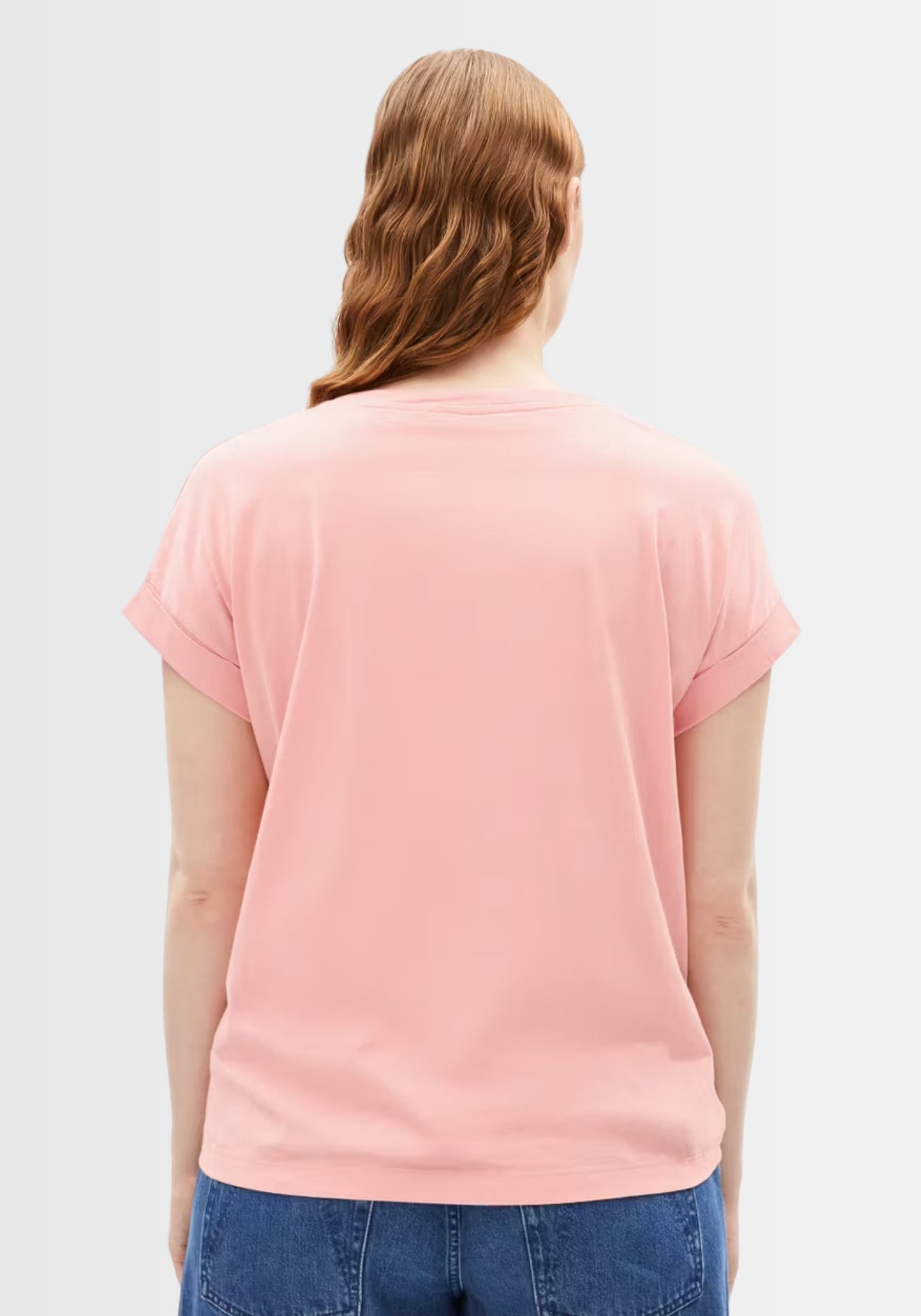 Die Rückseite des Idaara T-Shirts präsentiert die lässige, weite Passform und den angenehmen Stoff aus GOTS-zertifizierter Bio-Baumwolle.