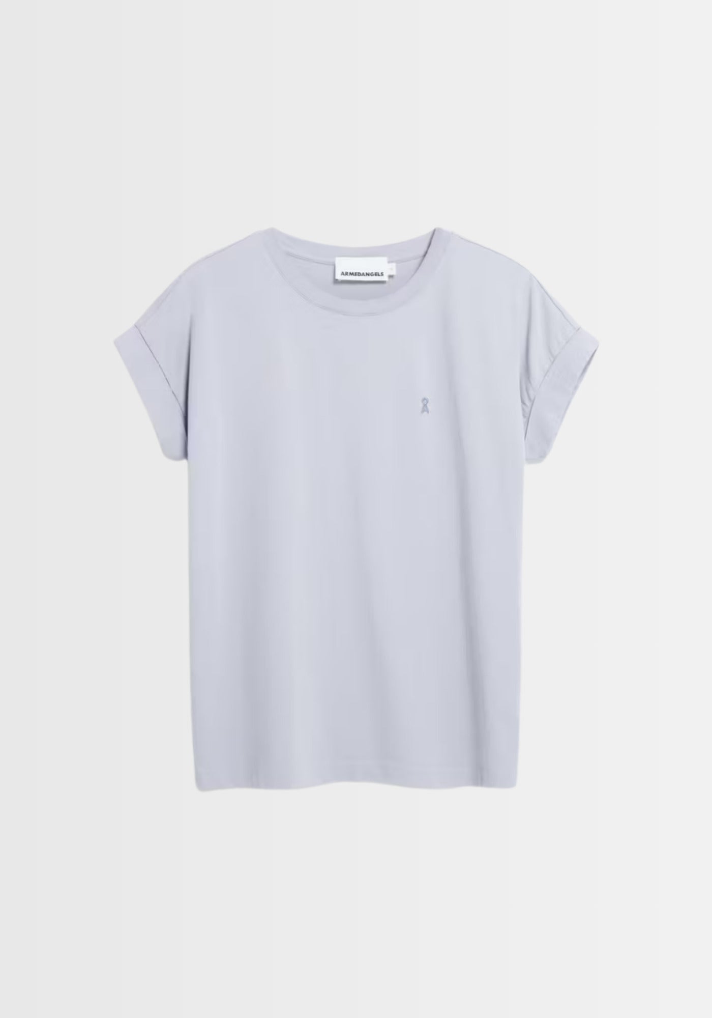 Freigestelltes Idaara T-Shirt in dezentem Graublau, gefertigt aus leichter Bio-Baumwolle, mit umgeschlagenen Ärmeln und kleinem Logo auf der Vorderseite.