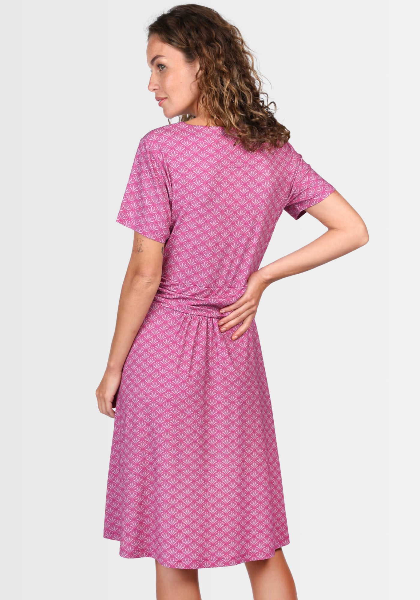 Rückansicht des Midi-Kleids „Malindamia“: Hier wird der taillierte Schnitt deutlich, während die Raffung im Rockteil und der geschmeidige Stoff aus nachhaltiger Viskose für Bewegungsfreiheit sorgen.