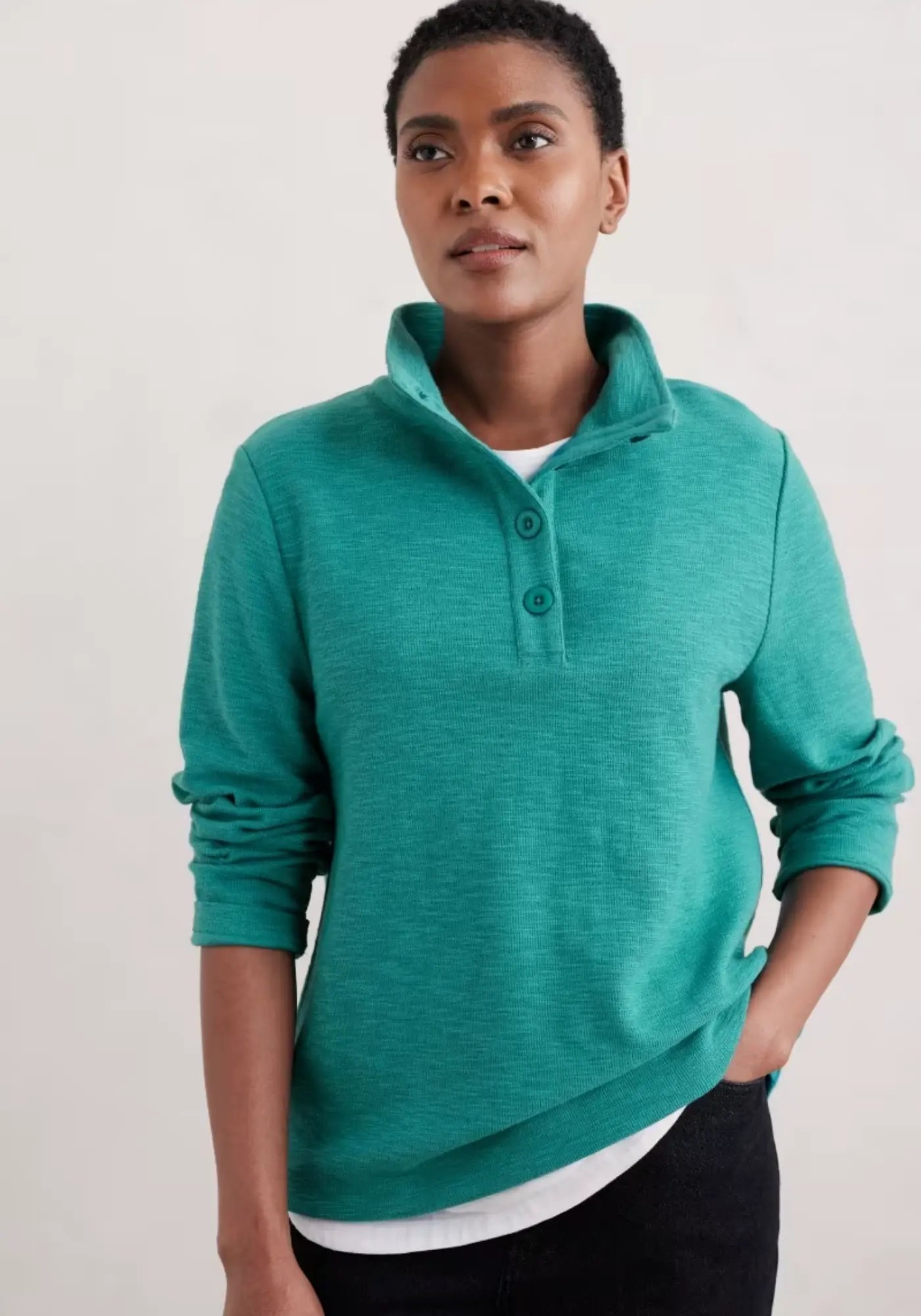 Weiches Last Boat Sweatshirt in Light Blue aus fair produzierter Bio-Baumwolle. Maschinenwaschbar und perfekt fuer stilvolle Looks, jetzt bei lieblingsstuecke.shop.