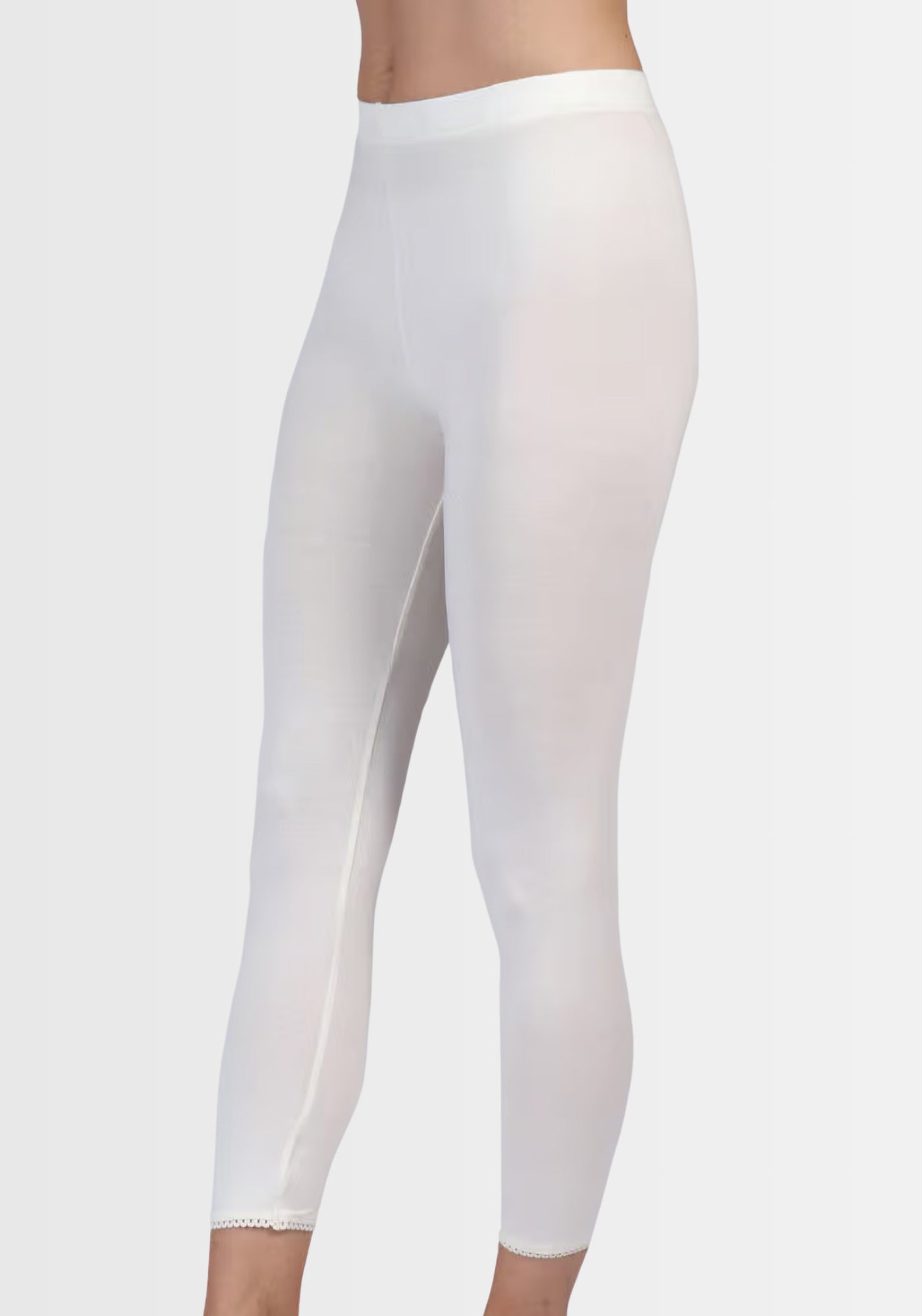 Schräg seitlich aufgenommene Leggings „Antje“ in Ivory, mit komfortablem Gummibund und verspielter Spitze am Beinabschluss, ideal für jeden Basic-Look.