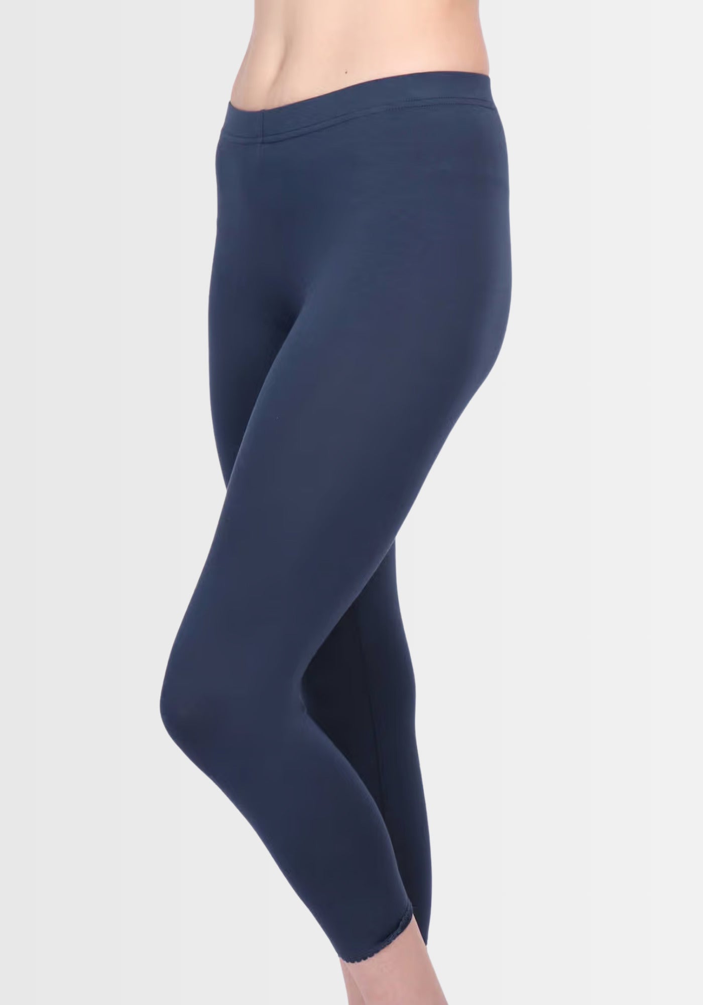 Schräg seitlich aufgenommene Leggings „Antje“ in Navy, betont die bequeme Passform und das formstabile Material, ein Muss für jede Garderobe.