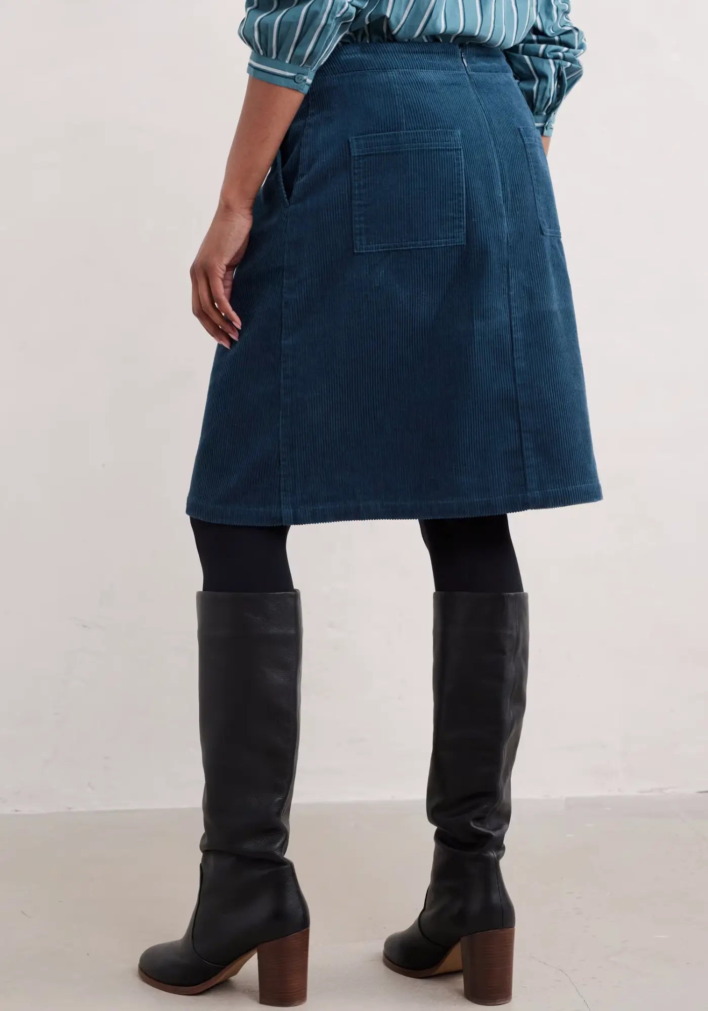 Vielseitiger Rock aus samtigem Cord, endet knapp über dem Knie, perfekt für jeden Anlass.