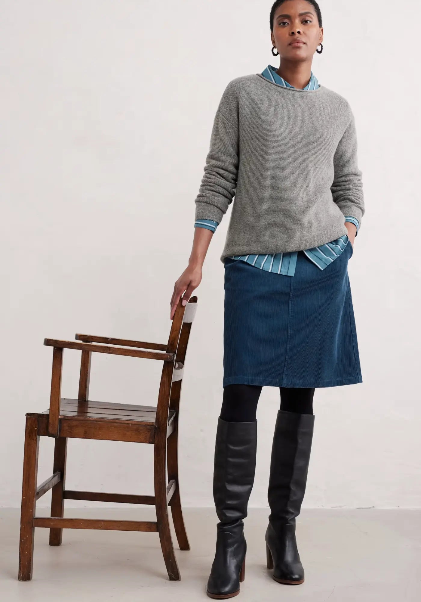 Blauer Cordrock aus 100% Bio-Baumwolle, gefüttert für ein glattes Finish, ideal kombinierbar mit langen Stiefeln.