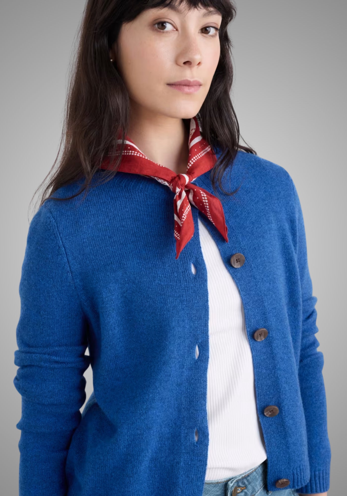 Weiche Strickjacke aus nachhaltigem Merinowolle-Nylon-Mix mit semi-taillierter Passform und gerippten Details in dunklem Blau.