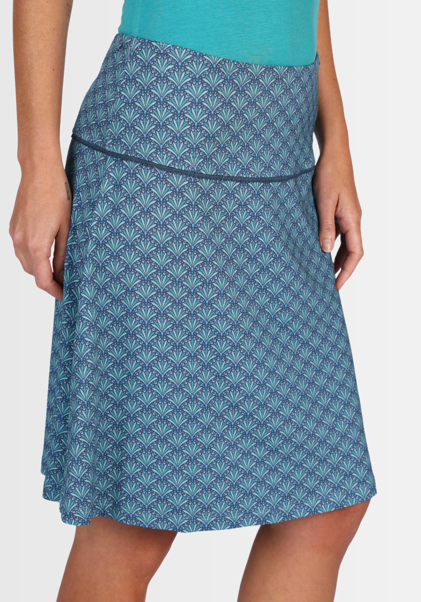 Nahaufnahme des breiten Bündchens am Rock „Amanda“, das mit einer feinen Spitzenkante verziert ist. Dieser kleine Akzent unterstreicht den femininen Look und sorgt für einen extra Wohlfühlfaktor.