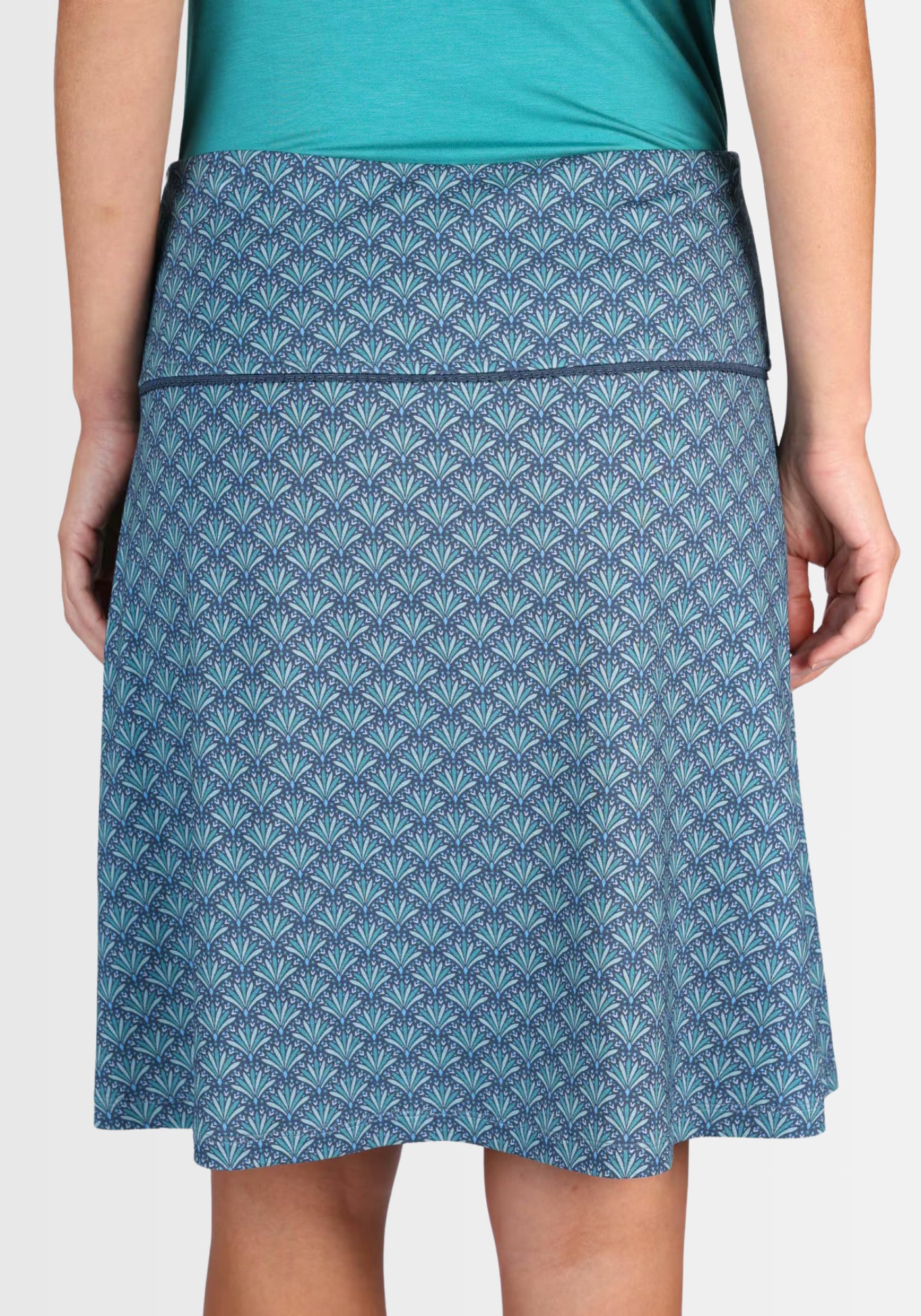 Rückansicht des verspielten Midirocks „Amanda – spring feather“ in Dunkelblau. Der schwungvolle Schnitt und der liebevoll gestaltete Federprint machen dieses Modell zu einem echten Hingucker.