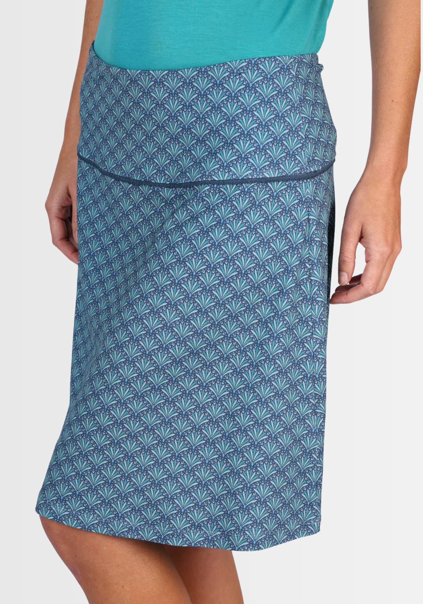 Seitenansicht des Rocks „Amanda – spring feather“ in Navy. Durch das elastische Bündchen und den locker fallenden Viskose-Stoff bewegt sich der Rock leicht und betont die Hüfte auf charmante Weise.