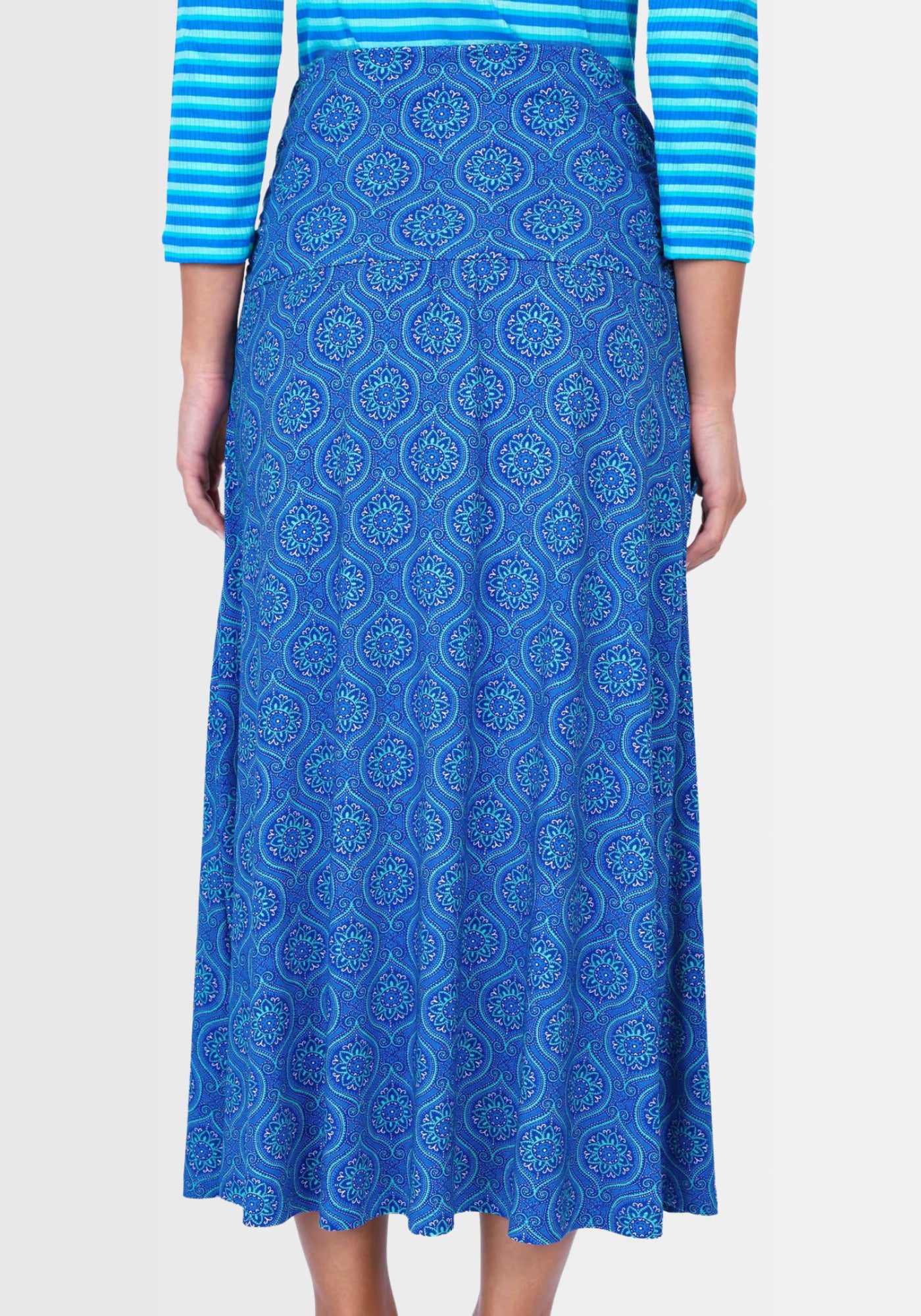 Rückansicht des ornamentalen Rocks „Kalla“ in Lapiston. Die raffinierte Raffung vorn und das nachhaltige Viskose-Elasthan-Mischgewebe sorgen für eine schmeichelnde A-Linie und einen entspannten Sitz.