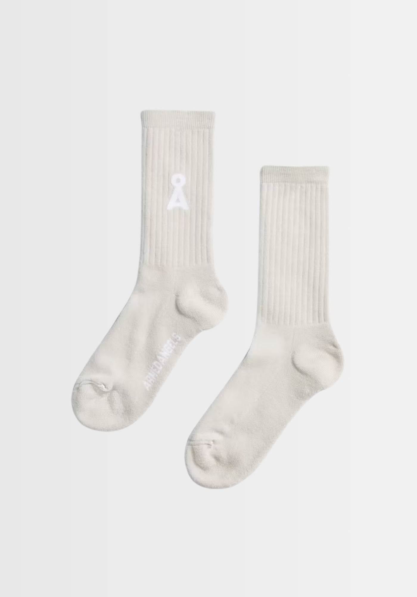 Freigestellte Ansicht der SAAMUS BOLD Socks in "luna rock" präsentiert das hochwertige, umweltfreundliche Material, hergestellt aus Bio‑Baumwolle und recycelten Fasern. Diese Socken überzeugen durch ihre elastische, bequeme Passform, nachhaltige Produktion in Braga, Portugal und vegane Zertifizierung, perfekt für umweltbewusste Konsumenten.