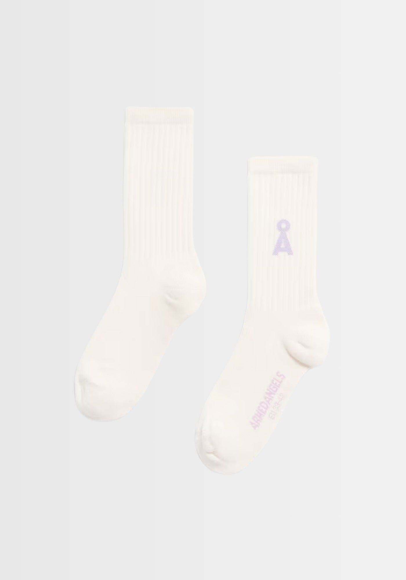 Freigestellte Ansicht der SAAMUS BOLD Socken in "oatmilk‑lavender light". Hergestellt aus einem nachhaltigen Materialmix aus Bio-Baumwolle, recyceltem Polyamid und Elasthan, bieten sie optimalen Tragekomfort. Die Socken sind GOTS-zertifiziert und PETA-approved vegan – produziert in Braga, Portugal.