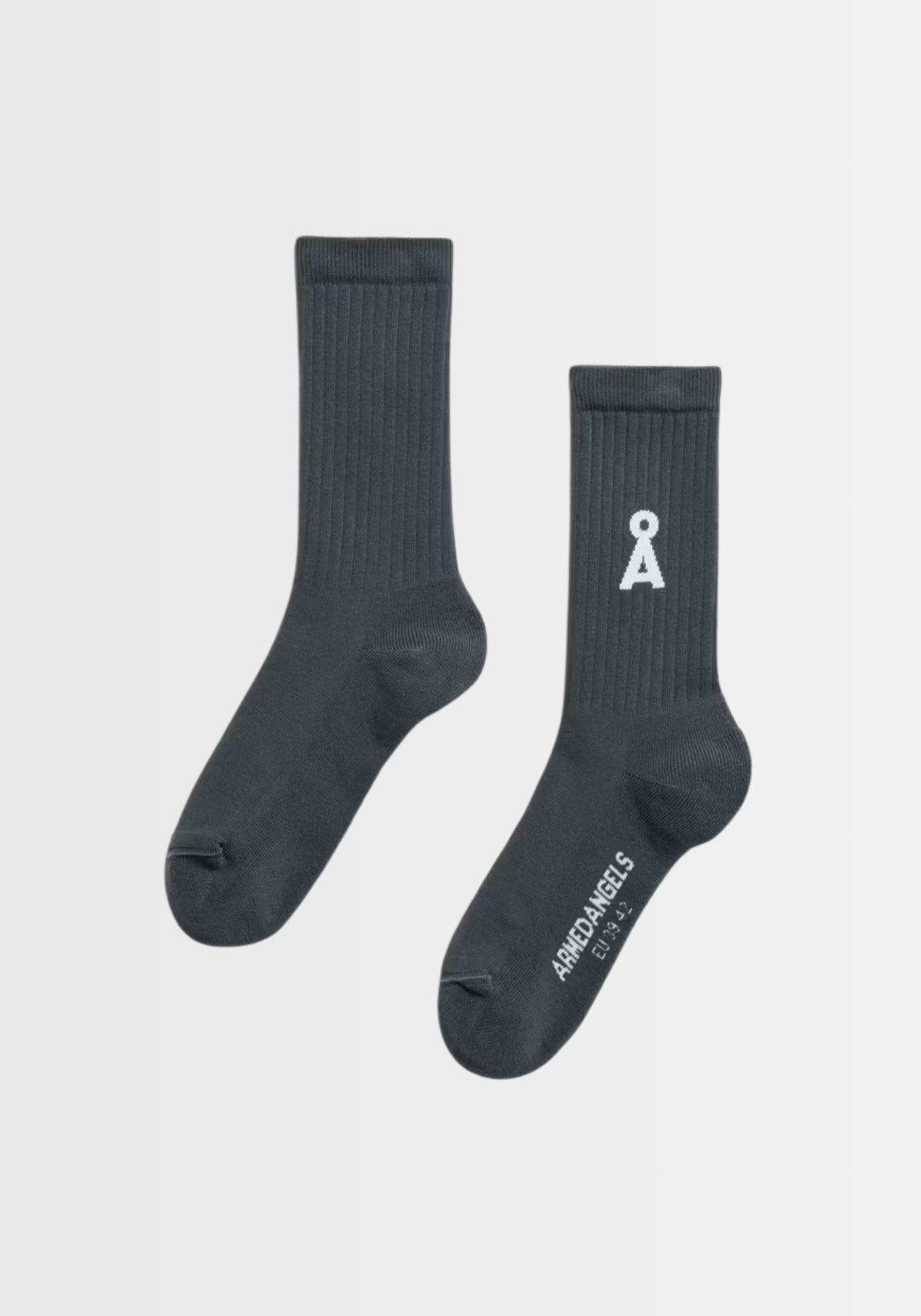 Freigestellte Ansicht der SAAMUS BOLD Socks in „space steel“. Die Socken bestechen durch ihre hochwertige Materialkombination und das auffällige A‑Logo. Hergestellt aus einem nachhaltigen Mix aus Bio‑Baumwolle, recyceltem Polyamid und Elasthan, sind sie GOTS‑zertifiziert und PETA‑approved vegan – ideal für umweltbewusste Konsument*innen.