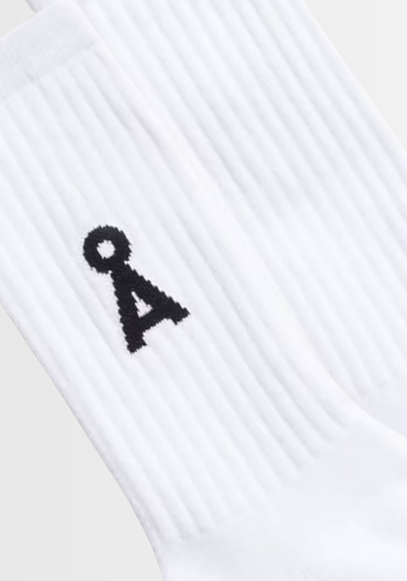 Diese weißen SAAMUS BOLD Socken präsentieren ein auffälliges, gesticktes A-Logo auf der Vorderseite. Gefertigt aus 78% Bio-Baumwolle, 20% recyceltem Polyamid und 2% Elasthan, bieten sie ein bequemes Tragegefühl und überzeugen durch GOTS-Zertifizierung sowie PETA-approved vegan Status.