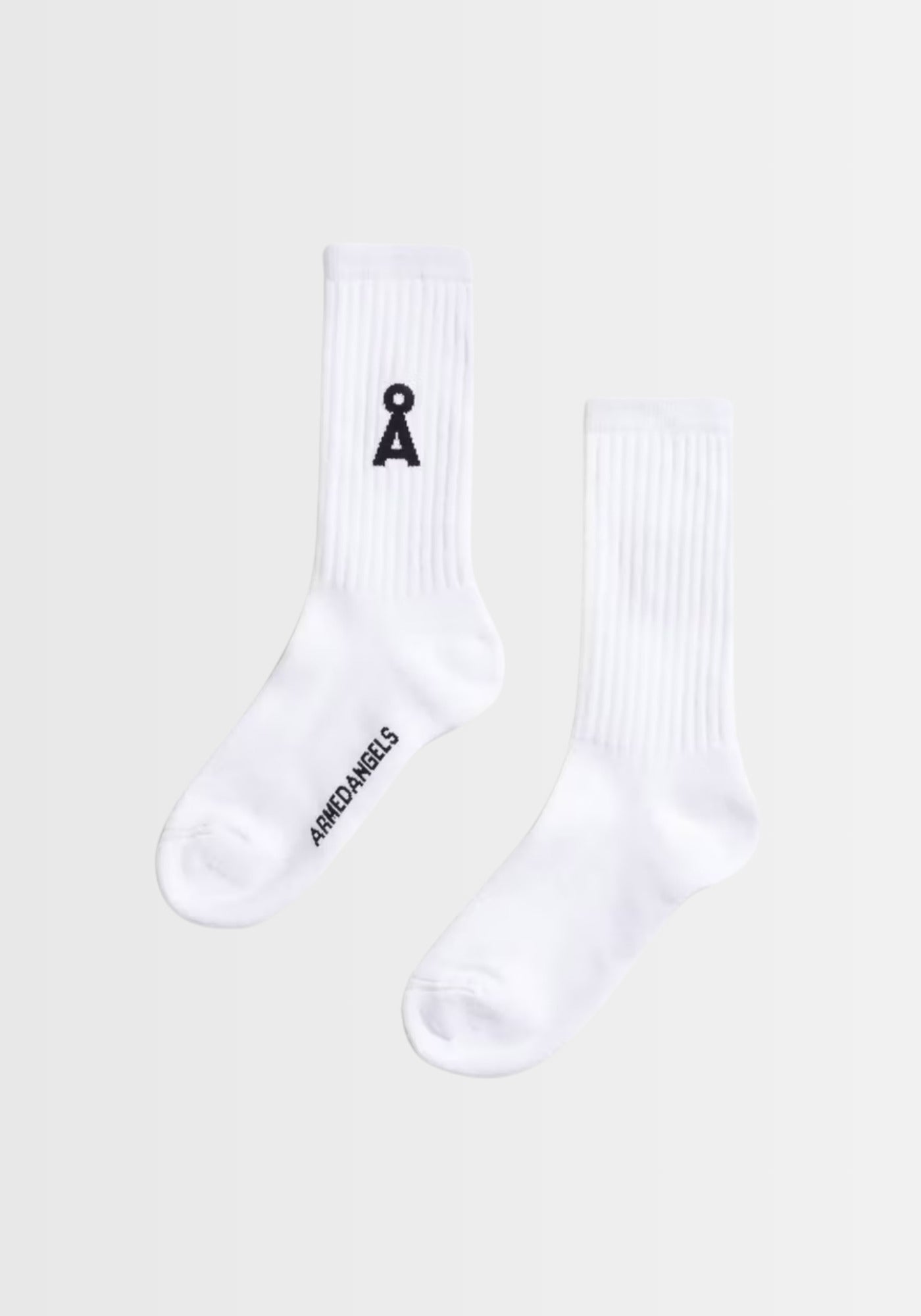 Freigestellte Ansicht der SAAMUS BOLD Socks in strahlendem Weiß. Hergestellt in Braga, Portugal, unterstreichen sie mit Bio-Baumwolle und recycelten Fasern ihren umweltfreundlichen Anspruch. Dank elastischem Bündchen sitzen sie passgenau und eignen sich perfekt als stilvolle Basics für jeden Tag.