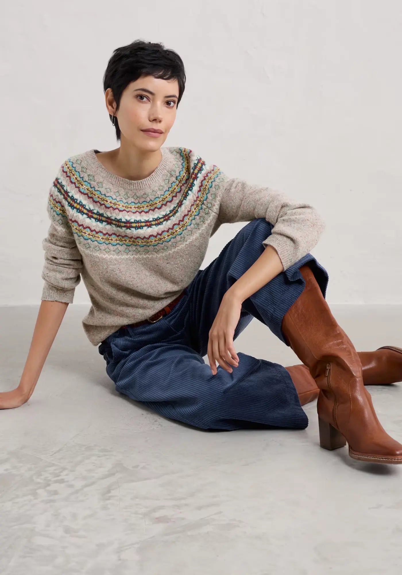 Luxuriöser Damen-Strickpullover mit Fair-Isle-Muster in Harlyn Pink Grass Multi, inspiriert von skandinavischer Strickkunst, aus 80% Lammwolle und 20% recyceltem Nylon.