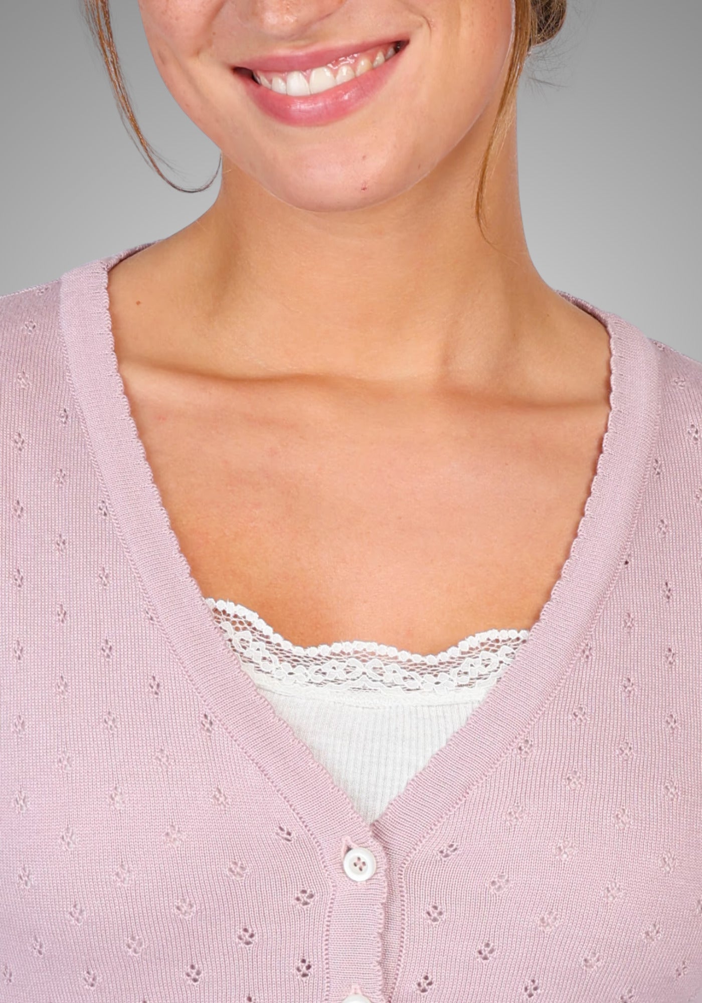 Seitenansicht der Strickjacke „Amily“ in Rosa, die den semi-taillierten Schnitt und die ideale Länge von 56 cm (Gr. M) betont – optimal für moderne Layering-Looks.