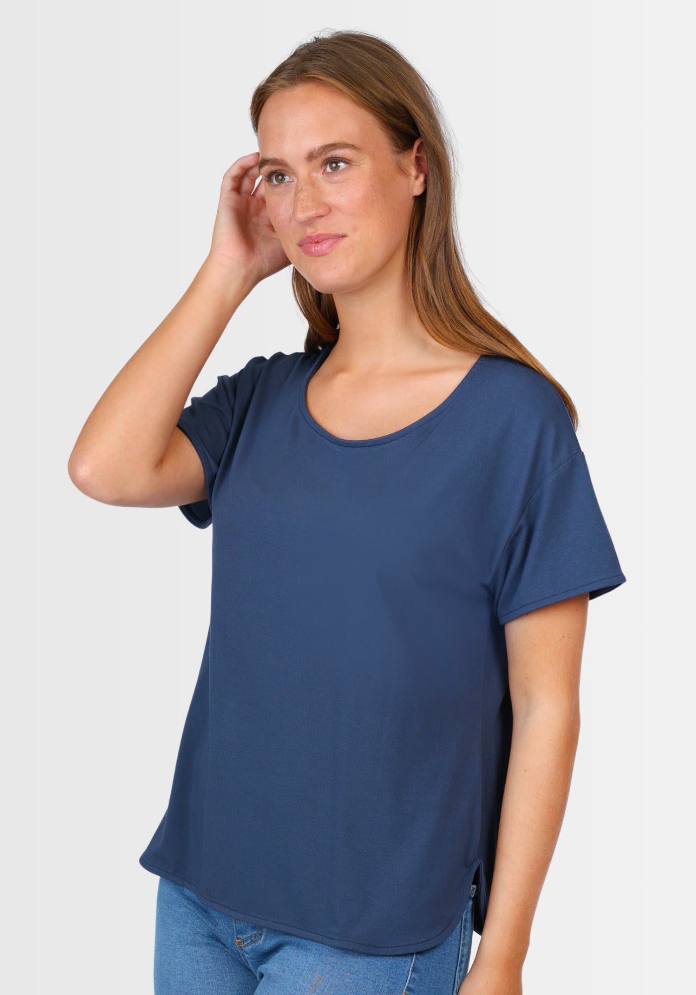Angenehm weiches T-Shirt in Dunkelblau mit lockerer Passform und gerundetem Saum, ideal zu Jeans oder Rock für einen entspannten Alltagsstyle.