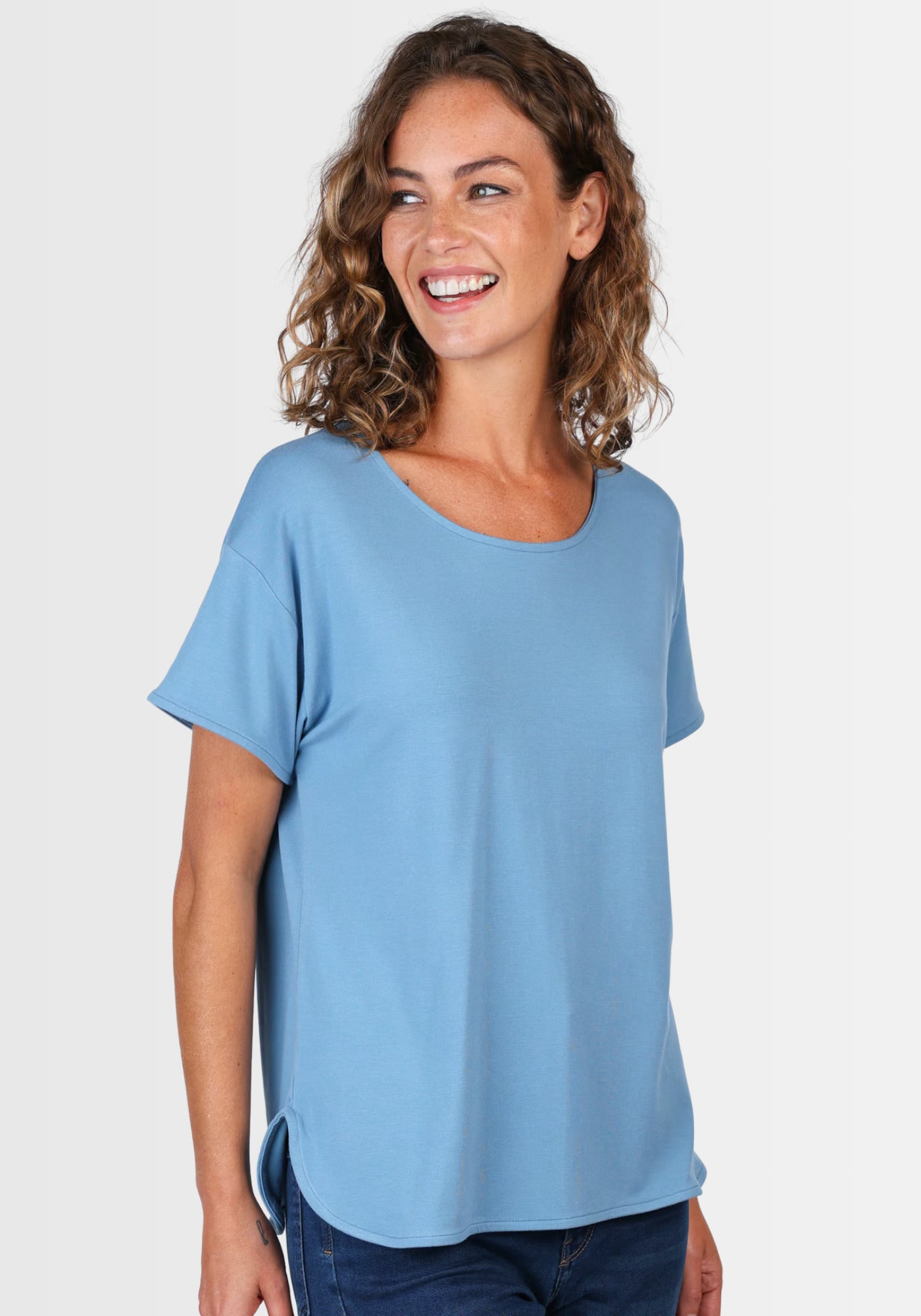 Model trägt das T-Shirt „Betzi“ in Schwedischblau mit rundem Halsausschnitt, gefertigt aus LENZING™ ECOVERO™-Viskose und Elasthan für einen weichen Griff.