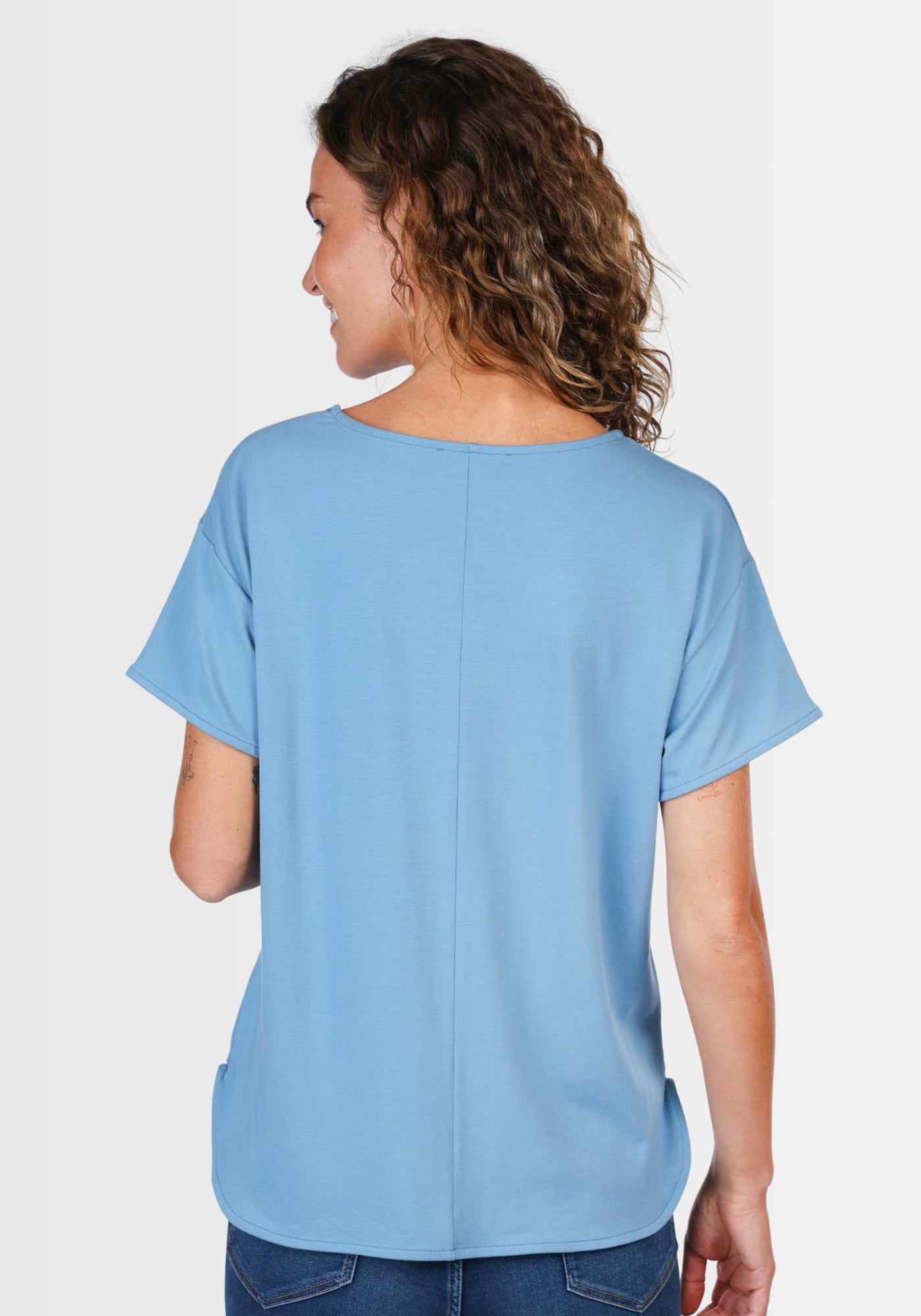 Die Rückseite des Shirts „Betzi“ zeigt den lockeren, bequemen Schnitt und die dezente Mittelnaht, ideal für entspannte Looks im Alltag.