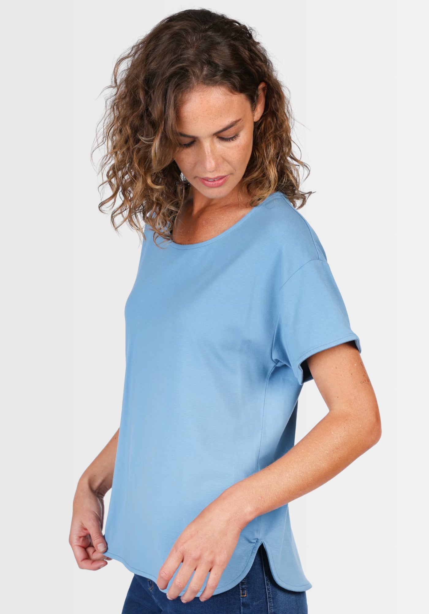 Leichtes Damenshirt in Schwedischblau mit abgerundetem Saum und seitlichem Schlitz, der für einen lockeren und bequemen Sitz sorgt.