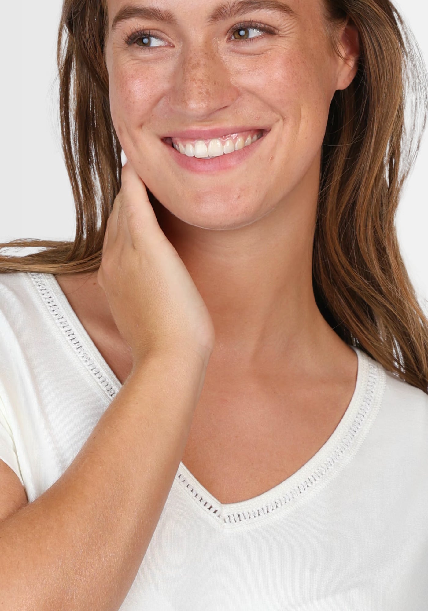 Nahaufnahme des eleganten V-Ausschnitts des T-Shirts „Nylara“ in Ivory. Die feine Verarbeitung des LENZING™ ECOVERO™ Stoffs unterstreicht den hochwertigen, nachhaltigen Look.