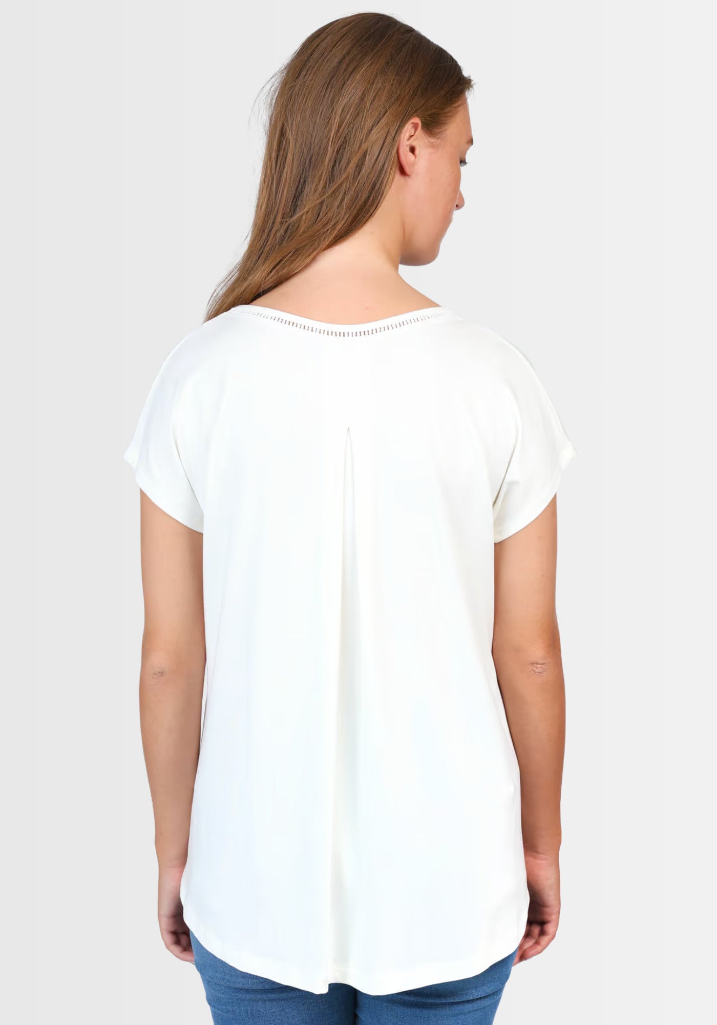 Rückansicht des T-Shirts „Nylara“ in Ivory, das durch seinen lockeren Schnitt und den luftigen Tragekomfort besticht – ideal kombinierbar zu Jeans oder Röcken.