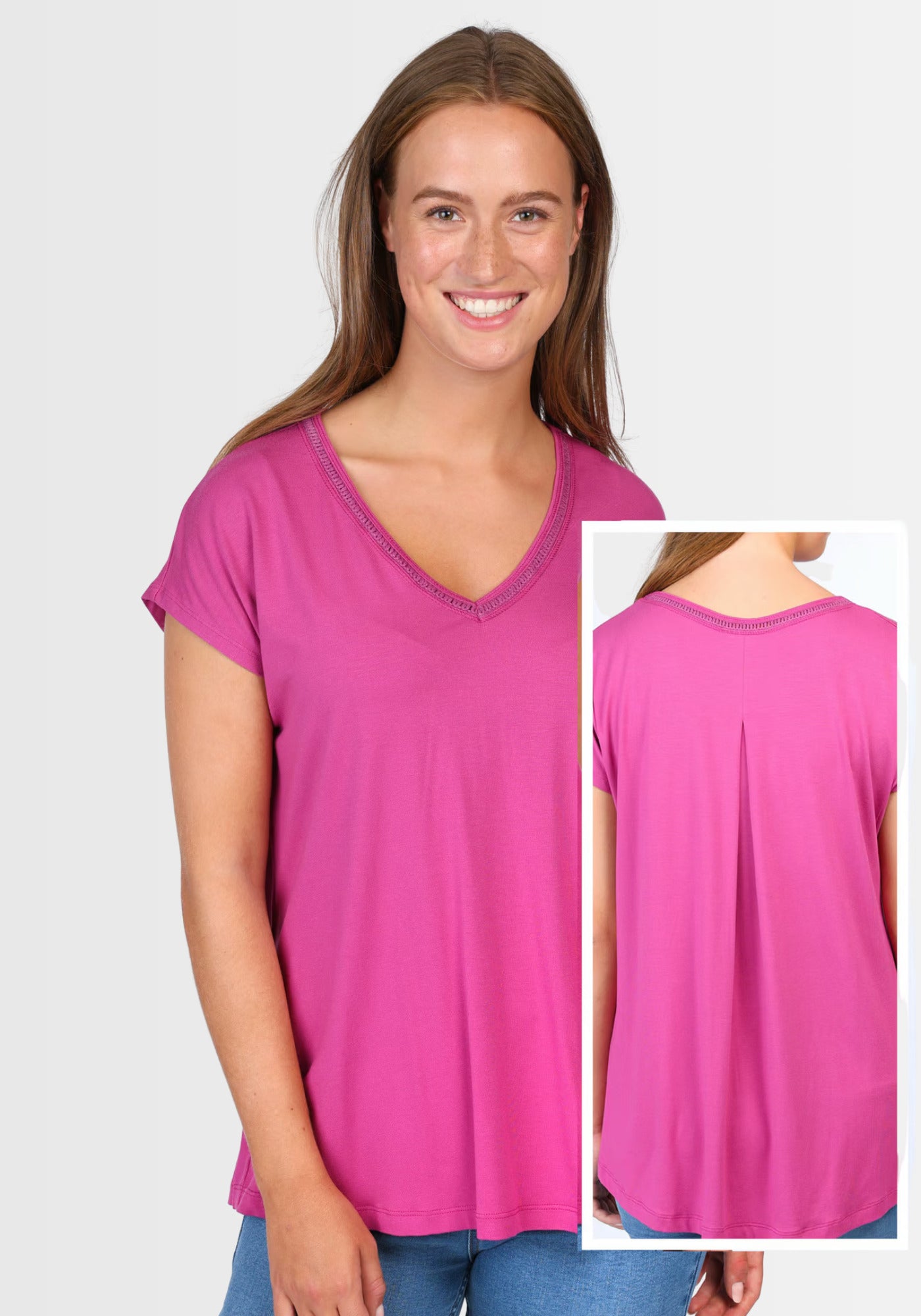 Lifestyle-Aufnahme des T-Shirts "Nylara" in intensiven Himbeerrot-Tönen, kombiniert mit Jeans – ein sommerliches Must-Have mit raffiniertem V-Ausschnitt und lockerer Passform.