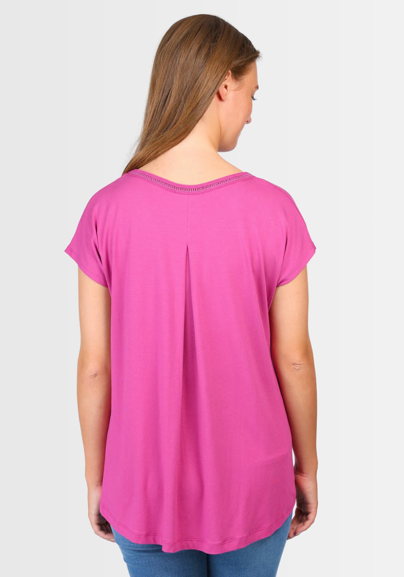 Detailaufnahme der hochwertigen Viskose-Elasthan-Mischung des T-Shirts "Nylara" in Himbeerrot, die den leichten, sommerlichen Look und den angenehmen Griff betont.