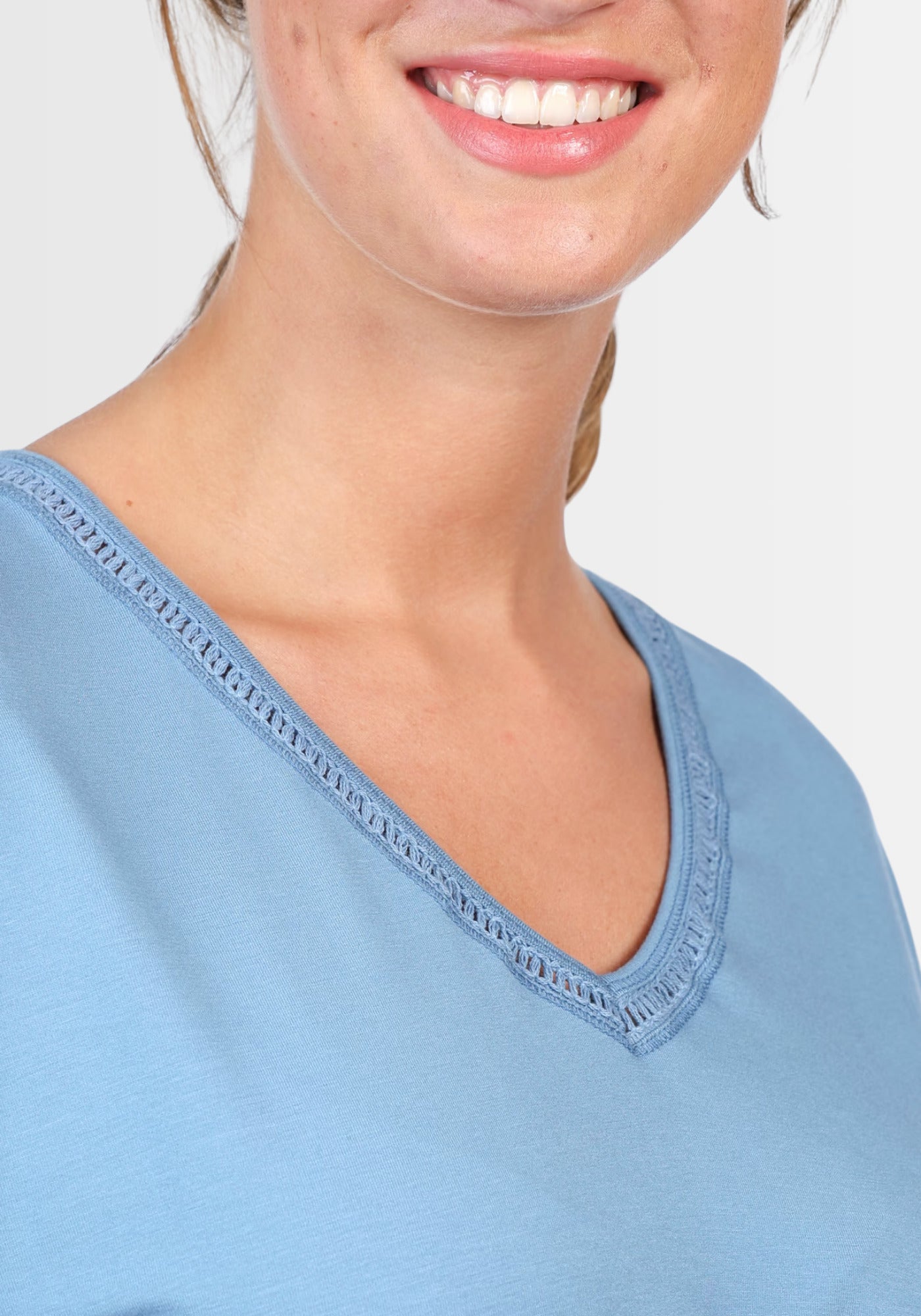 Nahaufnahme des eleganten V-Ausschnitts des T-Shirts „Nylara“ in Swedish Blue. Der feine Stoff aus LENZING™ ECOVERO™ Viskose sorgt für einen femininen Look und hohen Tragekomfort.