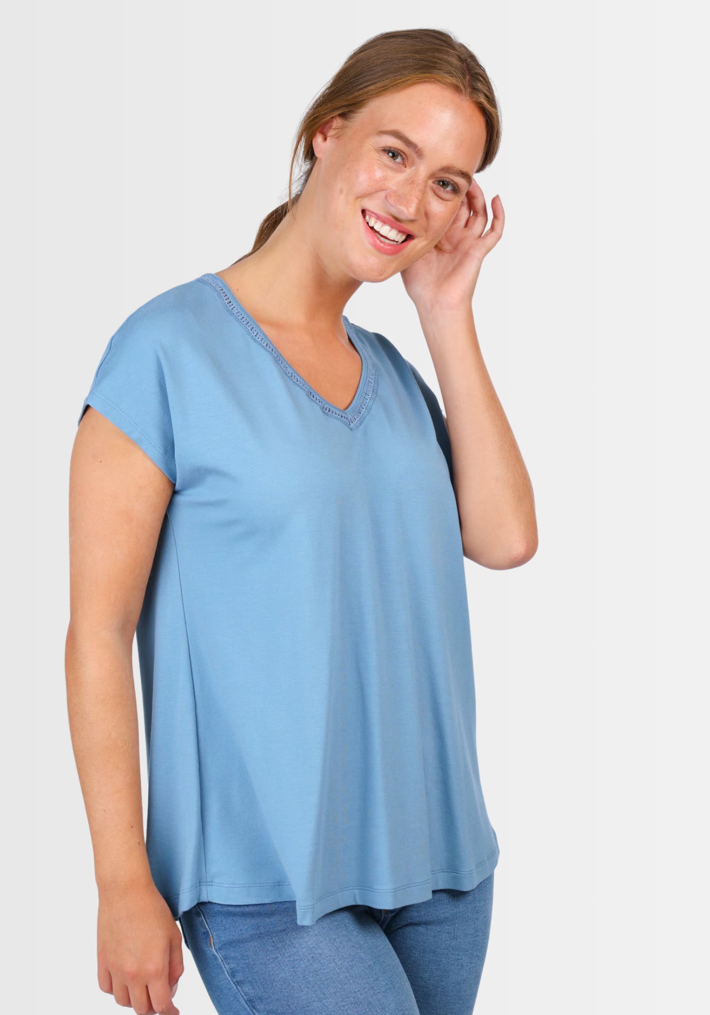 Seitenansicht des T-Shirts „Nylara“ in Swedish Blue, das durch seine bequeme, lockere Passform und den hochwertigen, nachhaltigen Stoff überzeugt – perfekt kombinierbar zu Jeans oder Röcken.