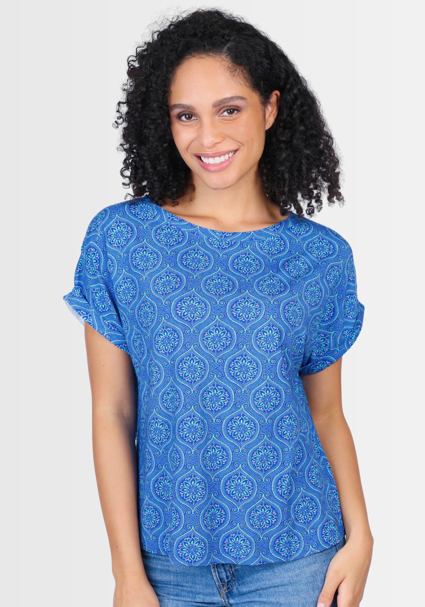 Nahaufnahme des U-Boot-Ausschnitts beim T-Shirt „Vroni“ in Lapisblau mit verspieltem Mandala-Design. Die weiche Eco-Viskose unterstreicht den komfortablen Sitz und verleiht einen sommerlichen Touch.