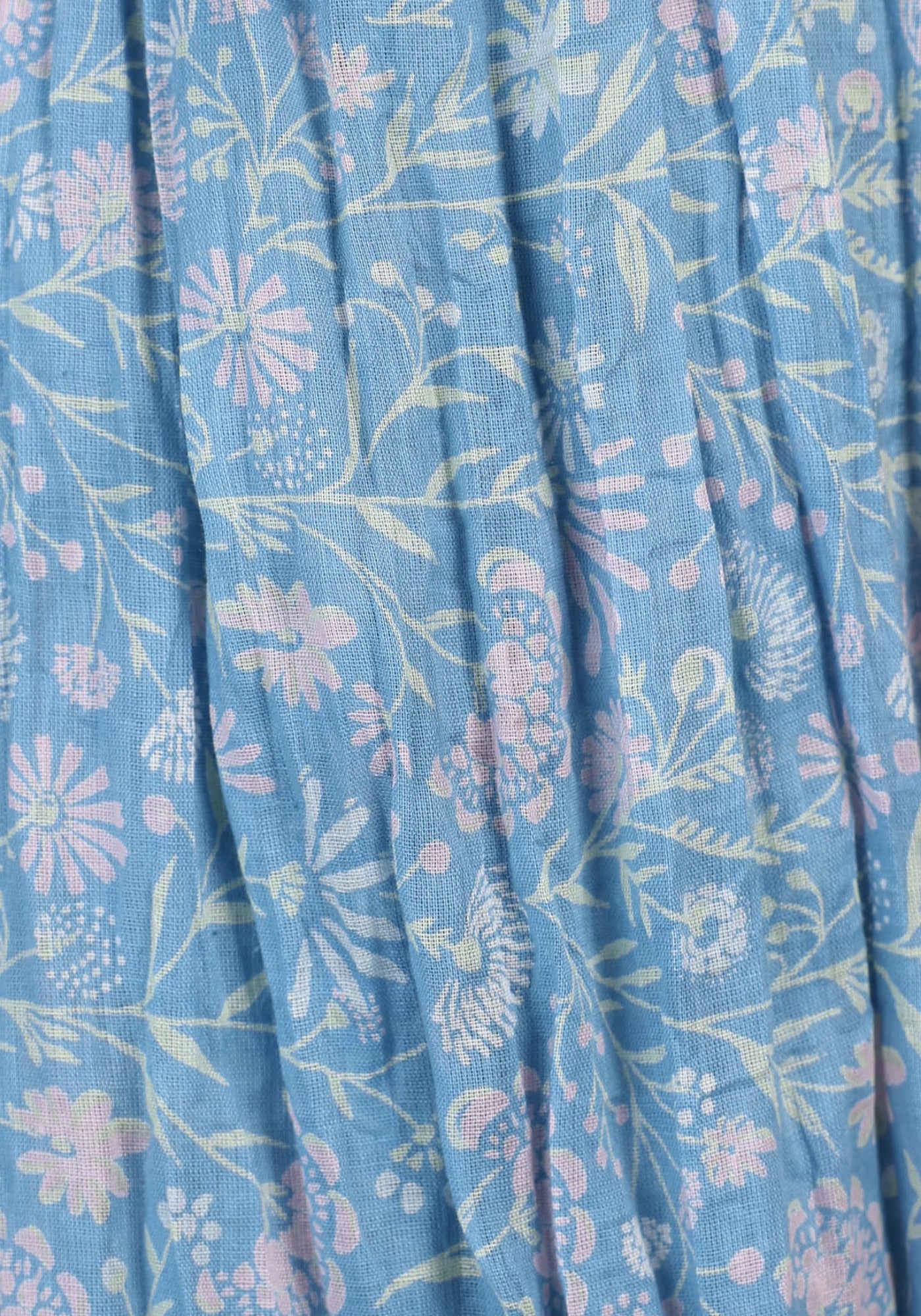 Detailaufnahme der weichen, atmungsaktiven Struktur des Tuchs „Lorie – Swedish Blue“. Das elegante, floral bedruckte Design und die erstklassige Verarbeitung aus 100% Baumwolle machen diesen Schal zum perfekten Accessoire.