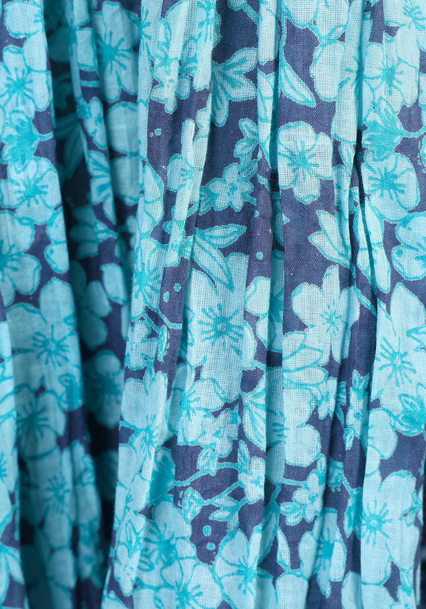 Detailaufnahme der feinen Baumwollstruktur des Tuchs "Nawel – navy". Die weiche, atmungsaktive Qualität und der edle Druck unterstreichen die erstklassige Verarbeitung des Schals.