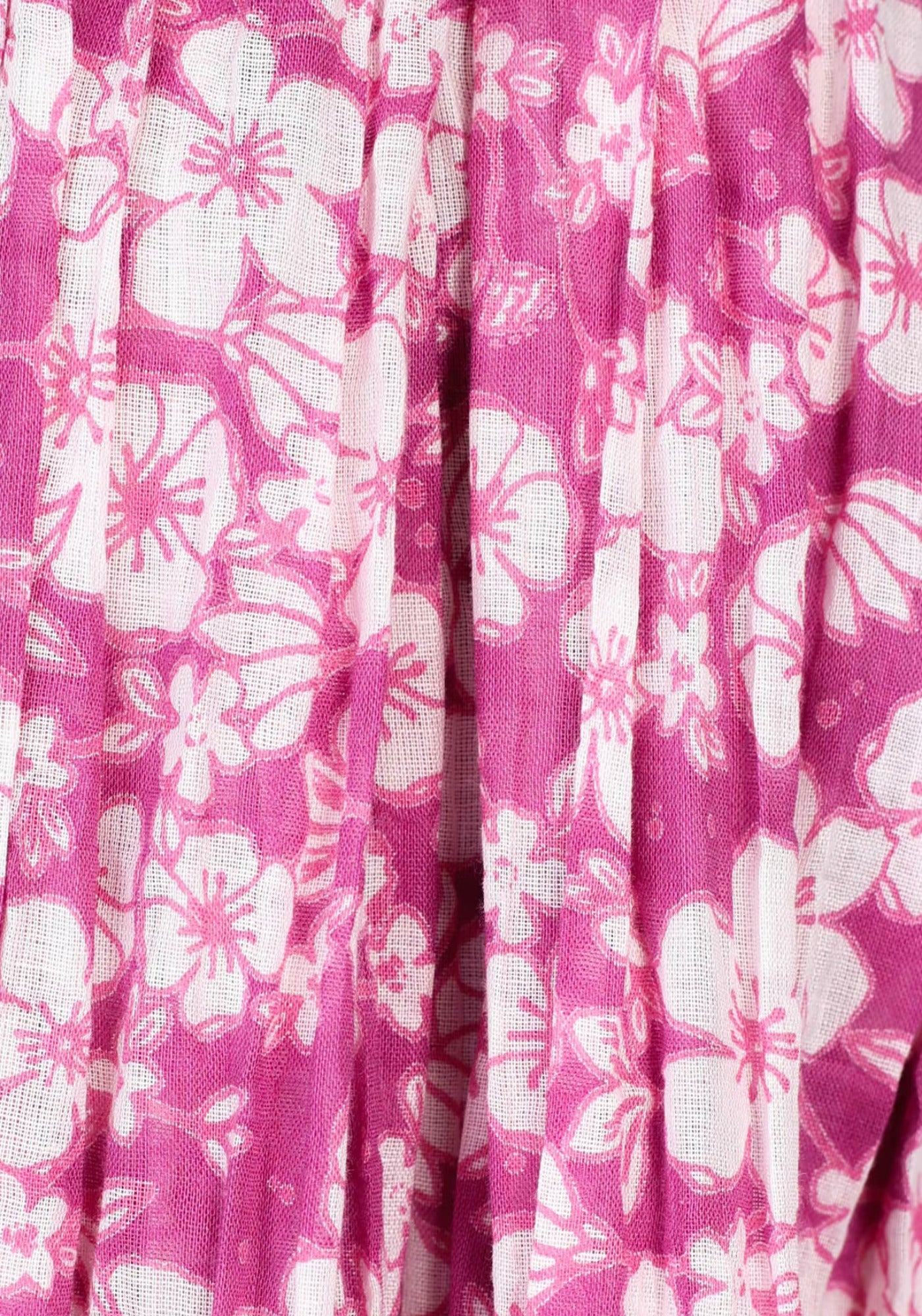 Detailansicht der weichen, atmungsaktiven Baumwollstruktur des „Nawel – raspberry“ Schals. Die hochwertige Verarbeitung und der exklusive Druck in intensiven Rottönen verleihen dem Schal besonderen Charme.