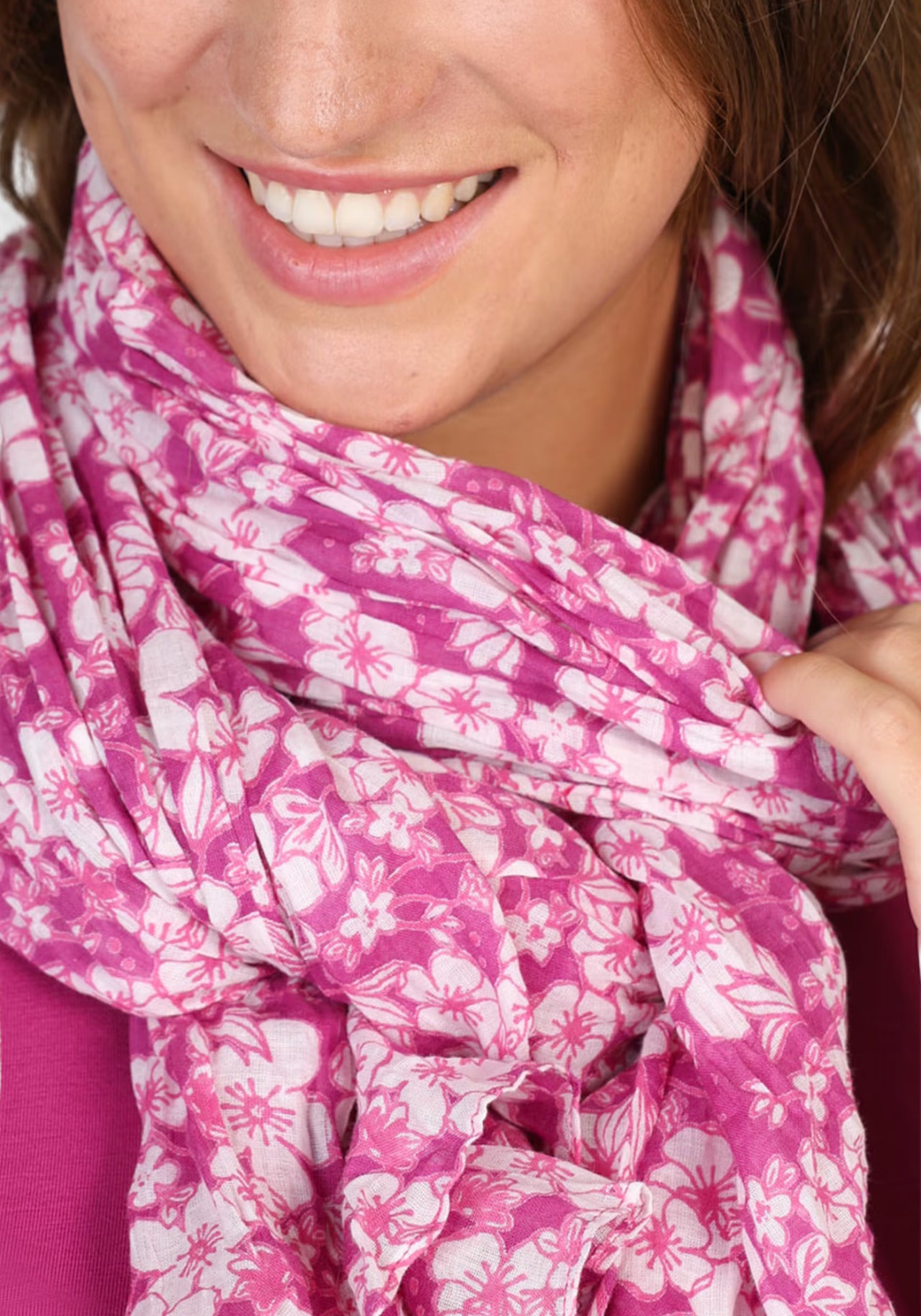 Nahaufnahme des exklusiven Drucks auf dem Tuch „Nawel – raspberry“. Der hochwertige Bio-Baumwollschal zeigt einen faszinierenden Farbverlauf in leuchtenden Rottönen, der das Design zum Blickfang macht.