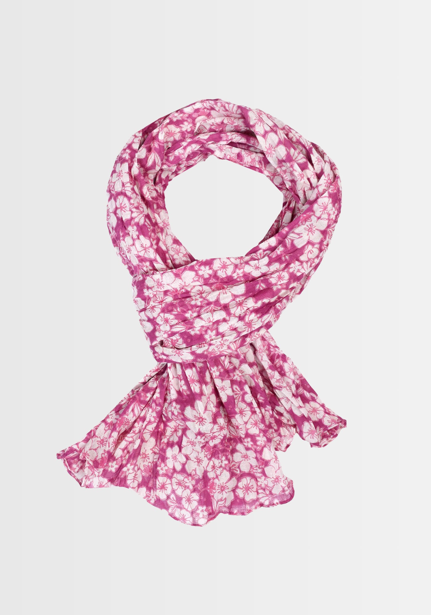 Freigestellte Ansicht des Tuchs „Nawel – raspberry“ in intensiven Rottönen. Gefertigt aus 100% Bio-Baumwolle, bietet dieser atmungsaktive Schal einen exklusiven Druck in wunderschönen Farben und vielseitige Kombinationsmoeglichkeiten.