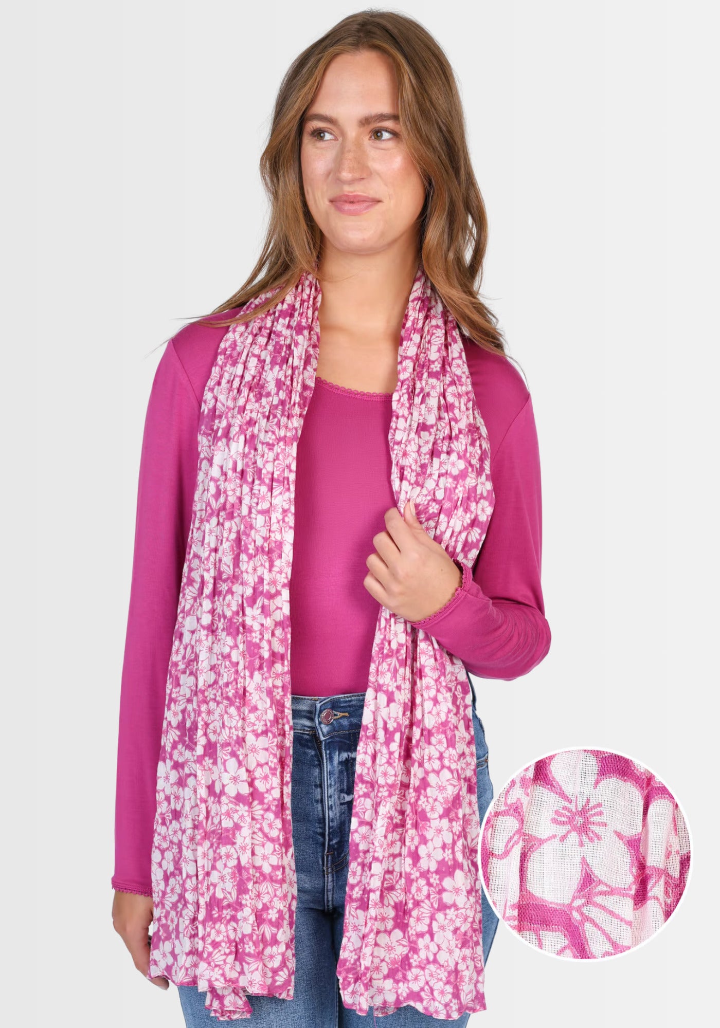 Lifestyle-Aufnahme des „Nawel – raspberry“ Tuchs von Sorgenfri Sylt, getragen als modisches Highlight. Der vielseitig kombinierbare Bio-Baumwollschal mit exklusivem Druck in satten Rottönen verleiht jedem Outfit einen frischen, eleganten Akzent.