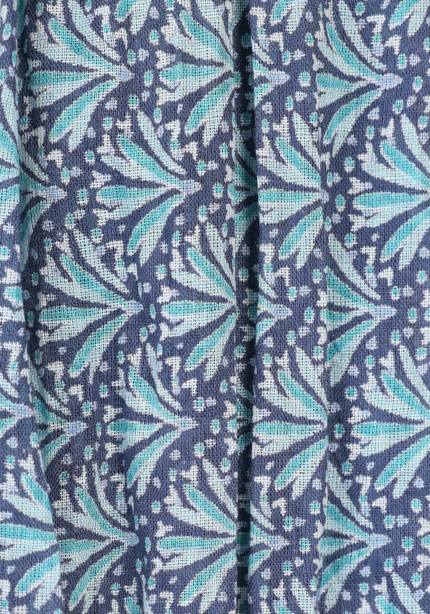 Detailaufnahme der feinen Baumwollstruktur des Tuchs „Riva“ in Navy. Der weiche, atmungsaktive Stoff und der subtile Farbverlauf unterstreichen die erstklassige Verarbeitung.