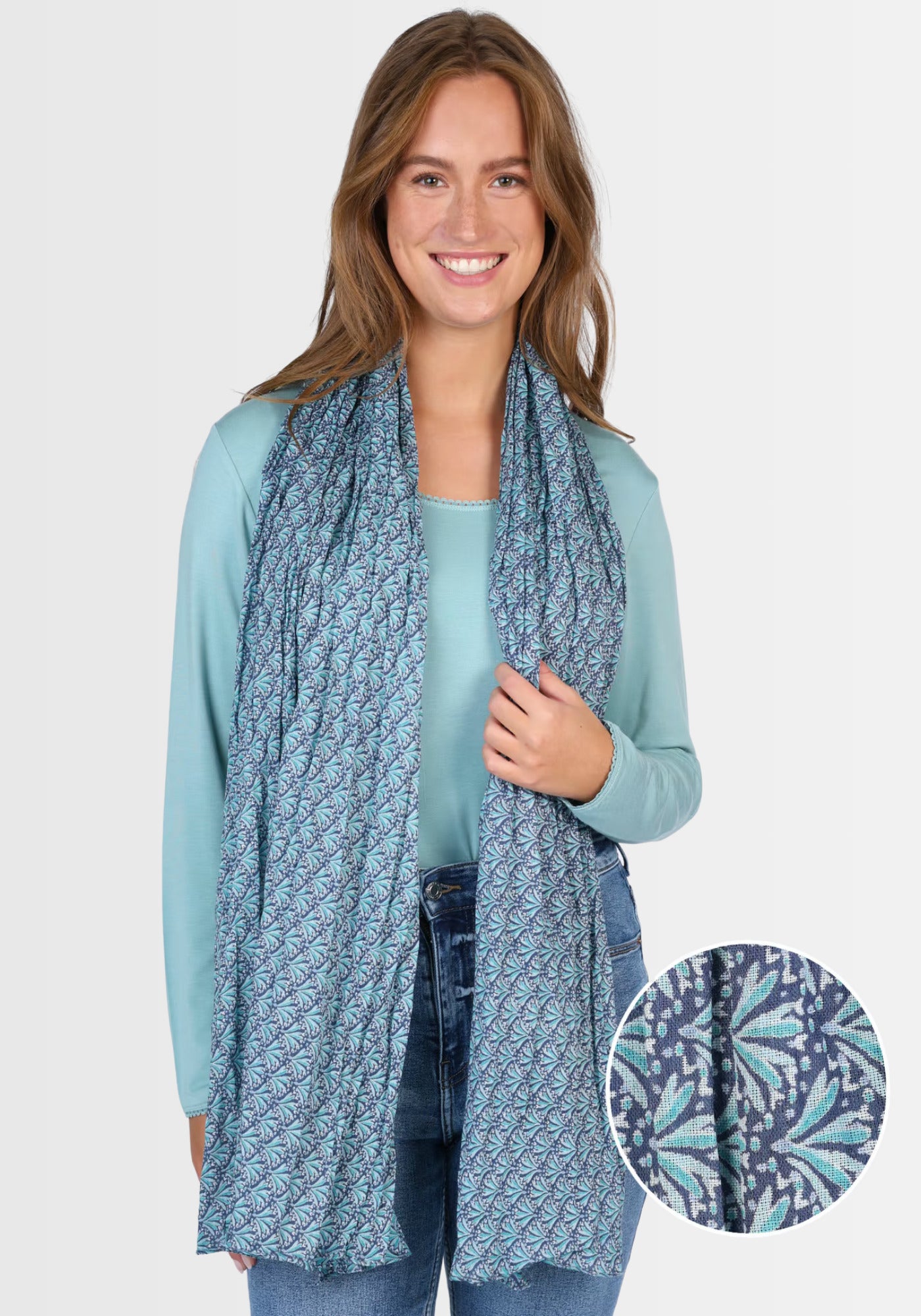 Lifestyle-Aufnahme mit dem Tuch „Riva“ in Navy, getragen als modisches Accessoire. Der weiche Baumwollschal mit exklusivem Druck verleiht jedem Outfit einen eleganten, frischen Akzent – ideal für den Alltag.