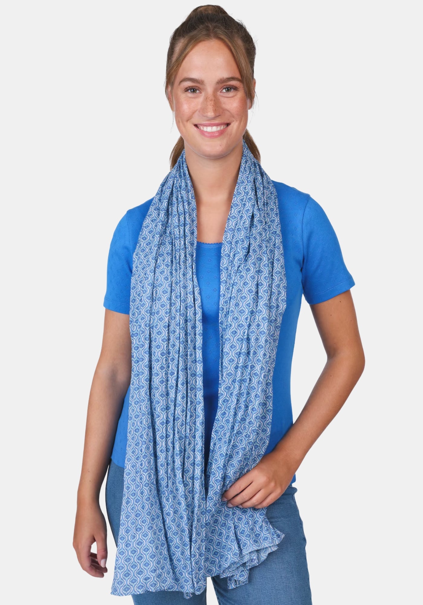 Detailaufnahme Drapierung und Faltenwurf am Sorgenfri Sylt Schal Eleni – lapis | grafisches Muster