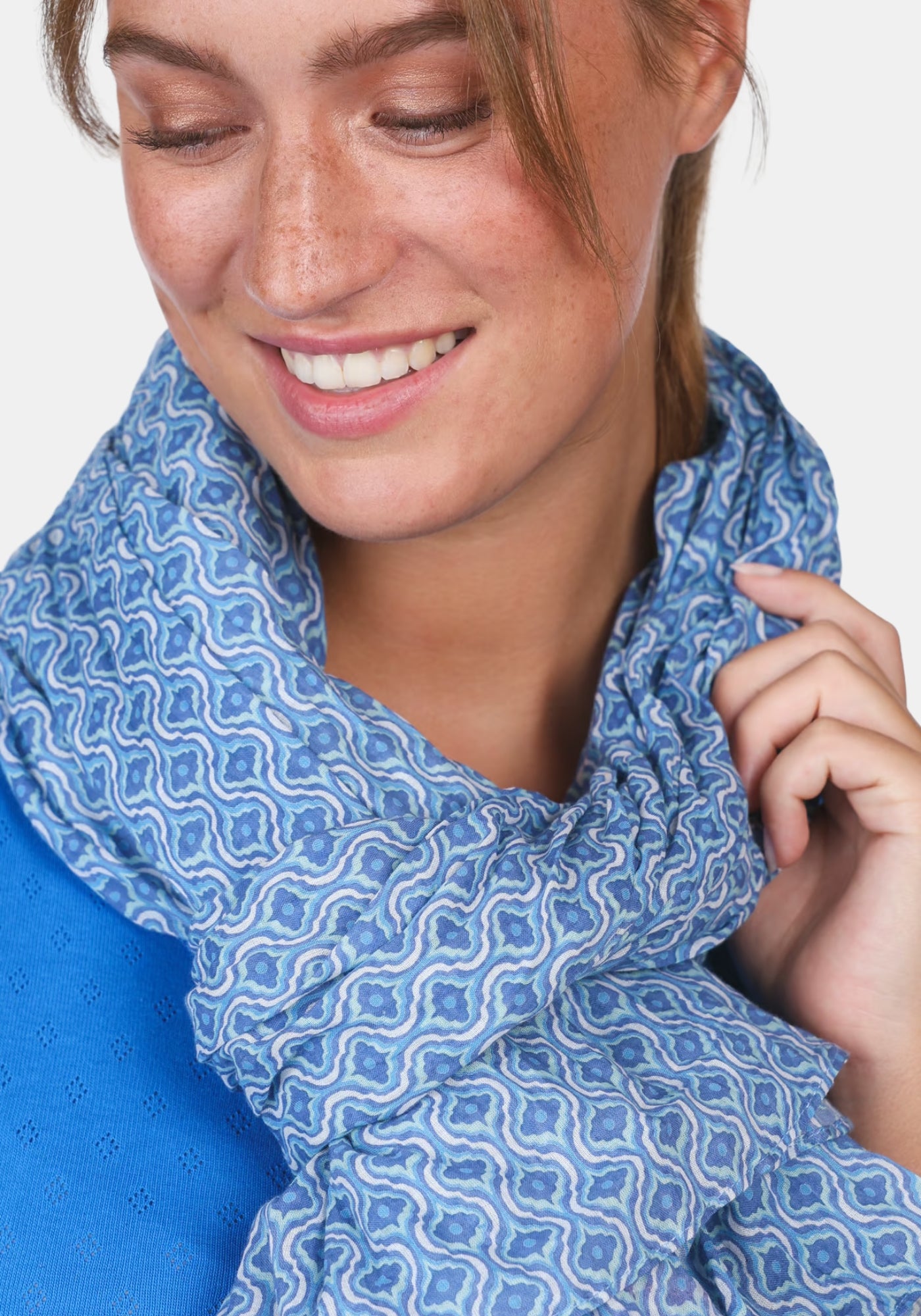 Nahaufnahme Modell trägt Sorgenfri Sylt Schal Eleni – lapis | grafisches Muster | Drapierung am Hals