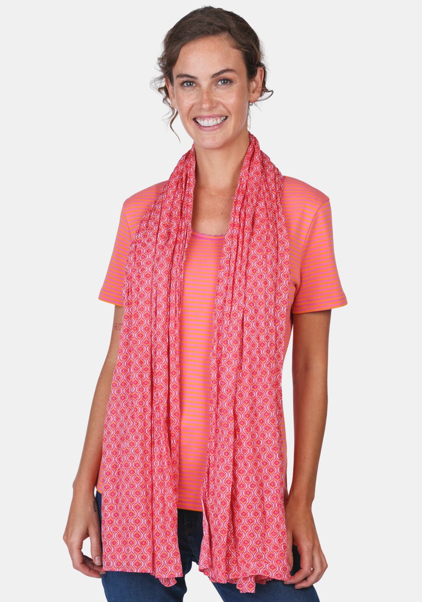 Detailaufnahme Drapierung und Faltenwurf am Sorgenfri Sylt Schal Eleni – rubin | grafisches Muster