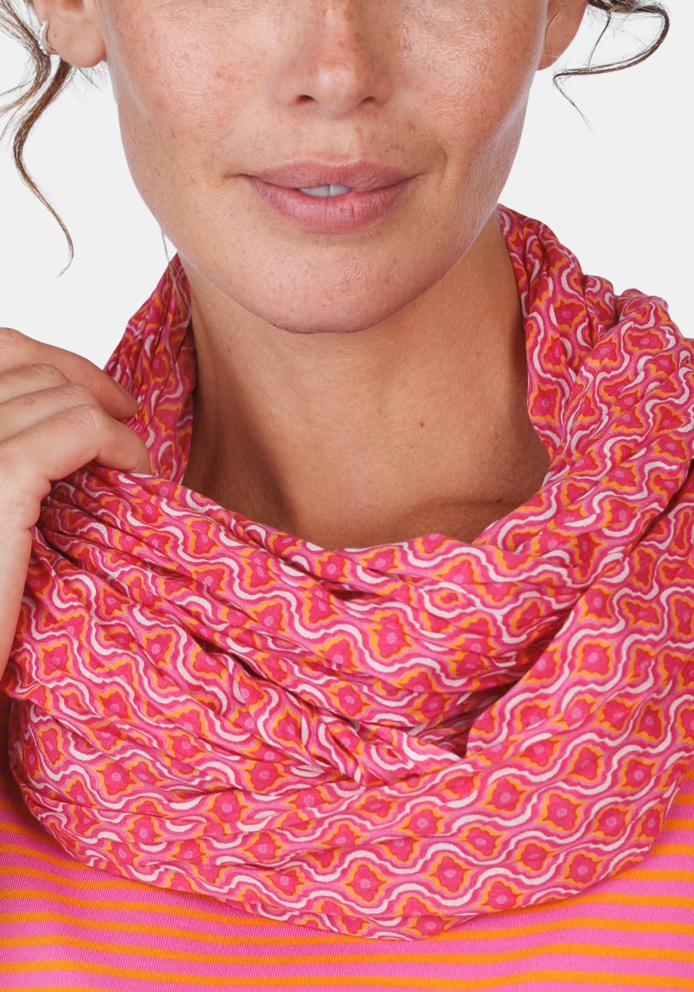 Nahaufnahme Modell trägt Sorgenfri Sylt Schal Eleni – rubin | grafisches Muster | Drapierung am Hals